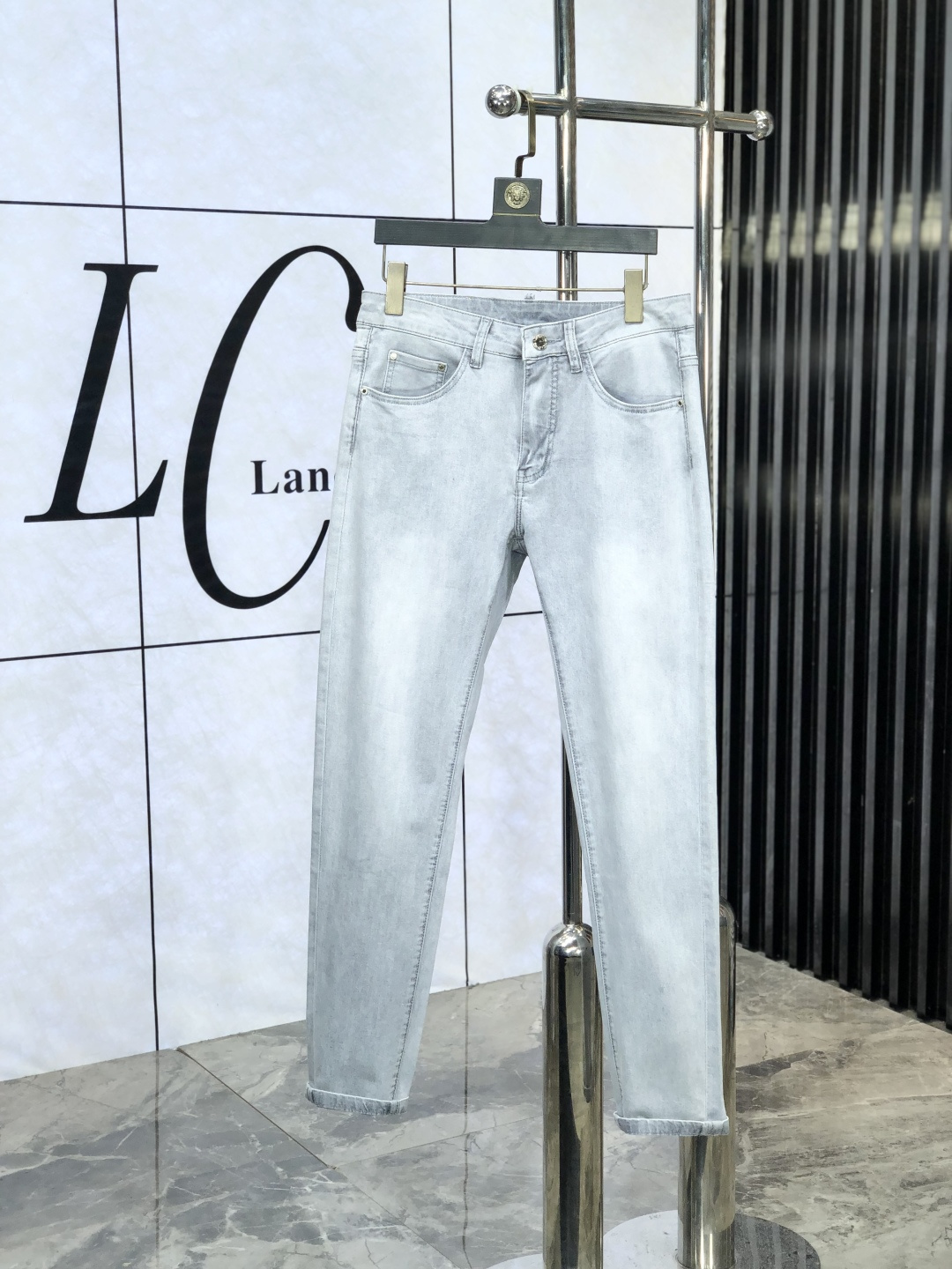 NO:450928,.Lv. The official counter is released simultaneously, SS spring and summer new men's casual jeans, original single quality, customized original denim fabric for counter, logo pattern design, original hardware and accessories for b trousers, three-dimensional and clear, realistic effect, c super trendy personality, fashionable and stylish upper body!  Trendy men's must-have items 28-38, louis vuitton, jeans, alexander wang19860909.Lv.官网专柜同步发售,SS春夏新品男士休闲牛仔裤,原单品质,专柜定制原版牛仔面料,logo图案设计,b裤身原版五金辅料装饰,立体清晰,效果逼真,c超级潮流个性,上身时尚有型！潮男必备单品 码数28-38,,louis vuitton,jeans,alexander wang,Men's clothing