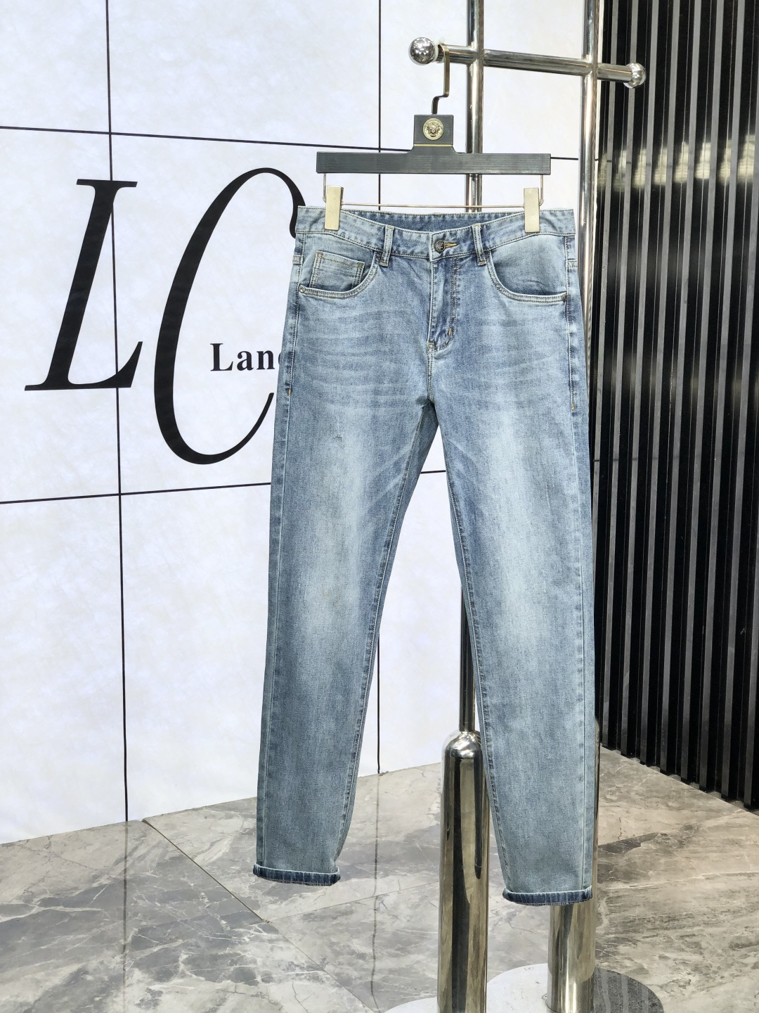 NO:450943,.Ferragamo. The official counter is released simultaneously, SS spring and summer new men's casual jeans, original single quality, customized original denim fabric for counter, logo pattern design, original hardware and accessories for b trousers, three-dimensional and clear, realistic effect, c super trendy and personalized, fashionable and stylish upper body!  Trendy men's must-have items, 28-38, ferragamo, jeans, alexander wang19860909.菲拉格慕.官网专柜同步发售,SS春夏新品男士休闲牛仔裤,原单品质,专柜定制原版牛仔面料,logo图案设计,b裤身原版五金辅料装饰,立体清晰,效果逼真,c超级潮流个性,上身时尚有型！潮男必备单品 码数28-38,,ferragamo,jeans,alexander wang,Men's clothing