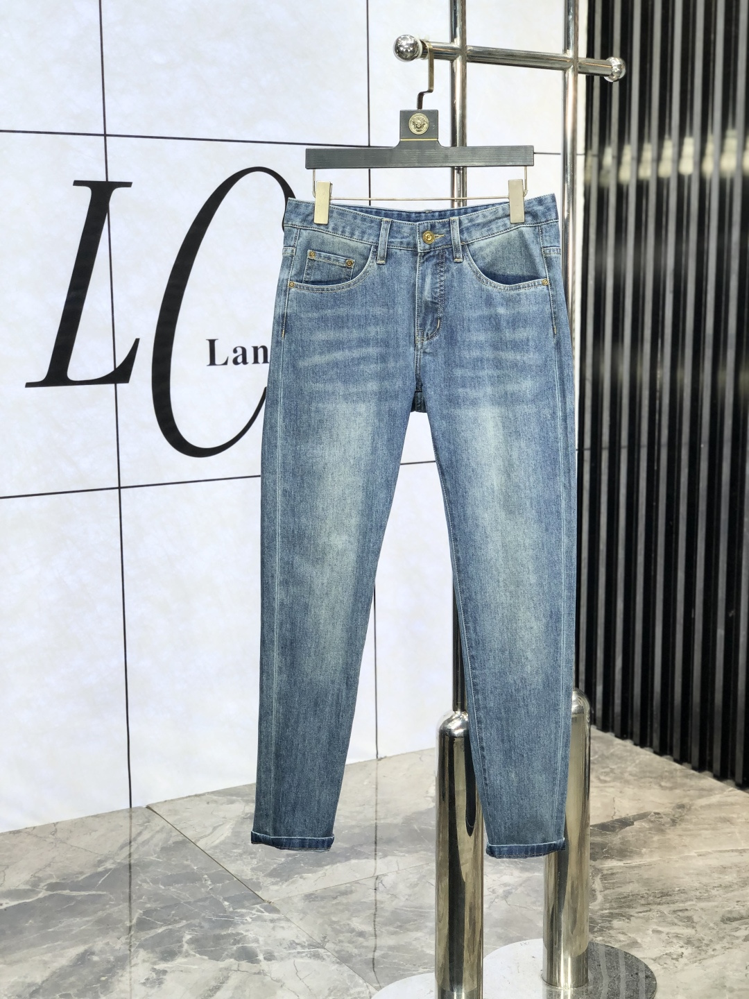 NO:450959,.录口. The official website counter is released simultaneously, SS spring and summer new men's casual jeans, original single quality, customized original denim fabric for counter, logo pattern design, original hardware and accessories for b trousers, three-dimensional and clear, realistic effect, c super trendy personality, fashionable and stylish upper body!  Must-have items for trendy men, 28-38, Moncler, jeans, alexander wang19860909.蒙口.官网专柜同步发售,SS春夏新品男士休闲牛仔裤,原单品质,专柜定制原版牛仔面料,logo图案设计,b裤身原版五金辅料装饰,立体清晰,效果逼真,c超级潮流个性,上身时尚有型！潮男必备单品 码数28-38,,Moncler,jeans,alexander wang,Men's clothing