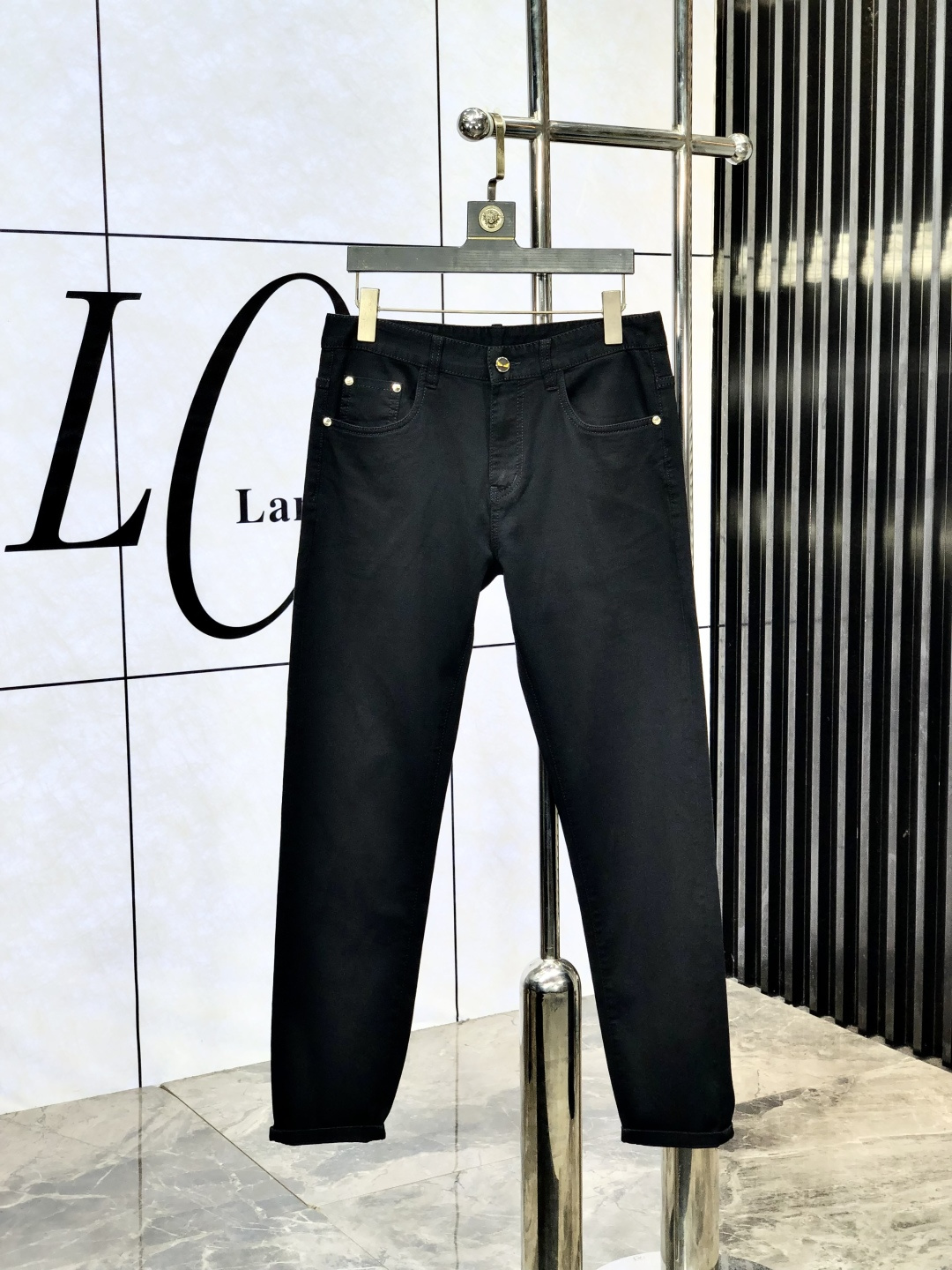 NO:450954,.Fendi. The official counter on the official website is released simultaneously, SS spring and summer new men's casual jeans, original single quality, customized original denim fabric for counter, logo pattern design, original hardware and accessories for b trousers, three-dimensional and clear, realistic effect, c super trendy and personalized, fashionable and stylish upper body!  Trendy men's must-have items, 28-38, fendi, jeans, alexander wang19860909.芬迪.官网专柜同步发售,SS春夏新品男士休闲牛仔裤,原单品质,专柜定制原版牛仔面料,logo图案设计,b裤身原版五金辅料装饰,立体清晰,效果逼真,c超级潮流个性,上身时尚有型！潮男必备单品 码数28-38,,fendi,jeans,alexander wang,Men's clothing