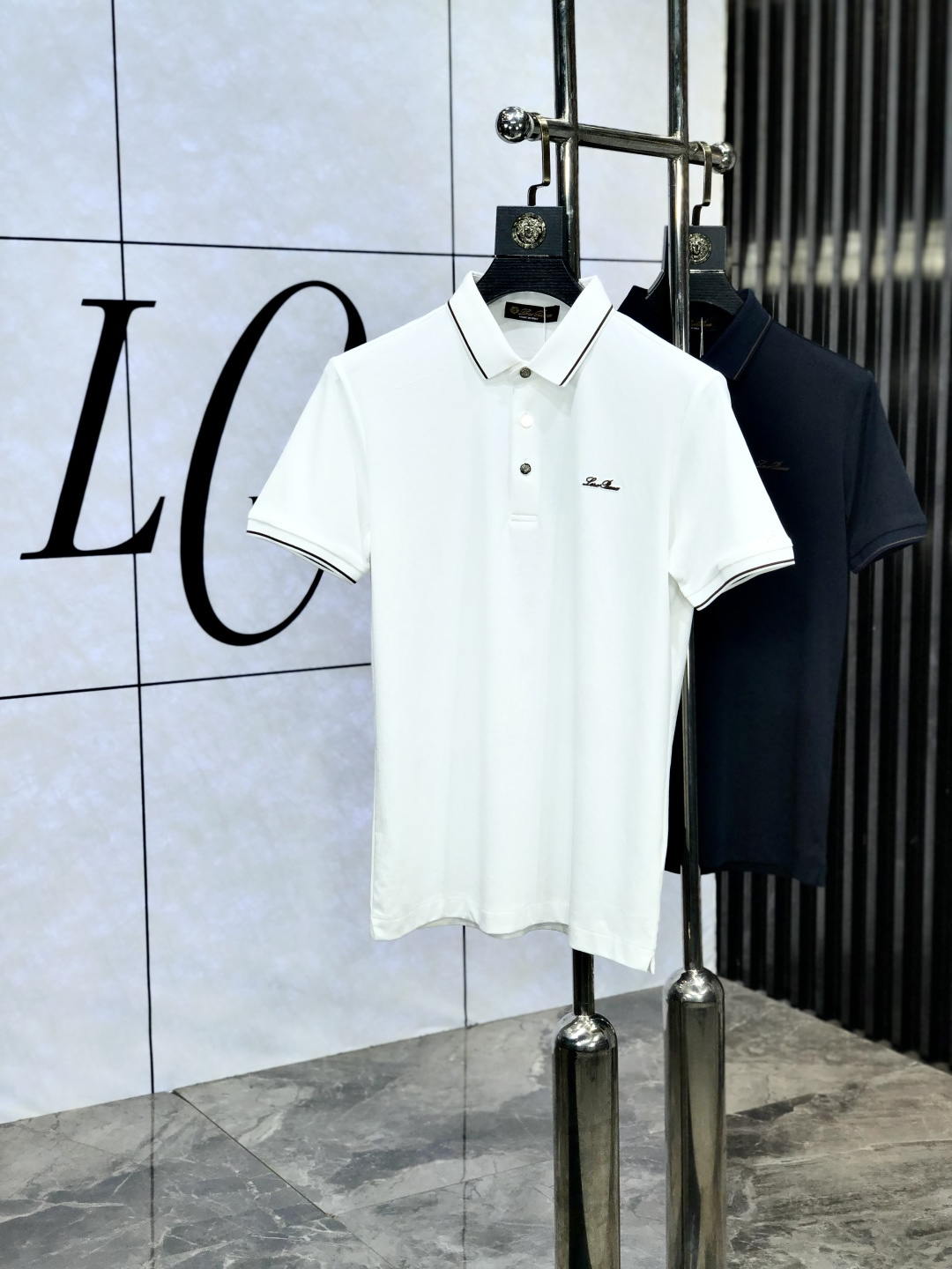 NO:450964,.LP.ss25 spring and summer new lapel POLO shirt, high-quality pearl ground ice silk cotton material, elegant and luxurious brand style, customer-supplied imported fabric 5 shirts are also smooth and crisp, and are also anti-wrinkle and pilling, and are extremely comfortable to wear with close body. Number M-XXXL.m wear 175/130, loro piano, shirts, alexander wang19860909.LP.ss25春夏新款翻领POLO衫 高品质珠地冰丝棉材质 雍容华贵的品牌风格,w客供进口面料 5做出来的衬衫也是版型垂顺挺括,并且还抗皱抗起球,贴身穿着也是极为舒适 码数M-XXXL.m穿175/130,,loro piana,shirts,alexander wang,Men's clothing