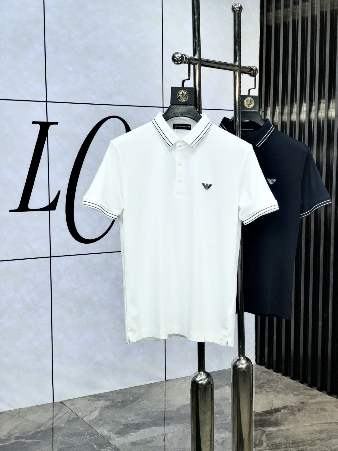 NO:450968,.Amarni.ss25 spring and summer new lapel POLO shirt, high-quality pearl ground ice silk cotton material, elegant and luxurious brand style, customer-supplied imported fabric 5 shirts are also smooth and crisp, and are also anti-wrinkle and pilling, and are extremely comfortable to wear with close body. 175/130,,armani,shirts,alexander wang19860909.阿玛尼.ss25春夏新款翻领POLO衫 高品质珠地冰丝棉材质 雍容华贵的品牌风格,w客供进口面料 5做出来的衬衫也是版型垂顺挺括,并且还抗皱抗起球,贴身穿着也是极为舒适 码数M-XXXL.m穿175/130,,armani,shirts,alexander wang,Men's clothing