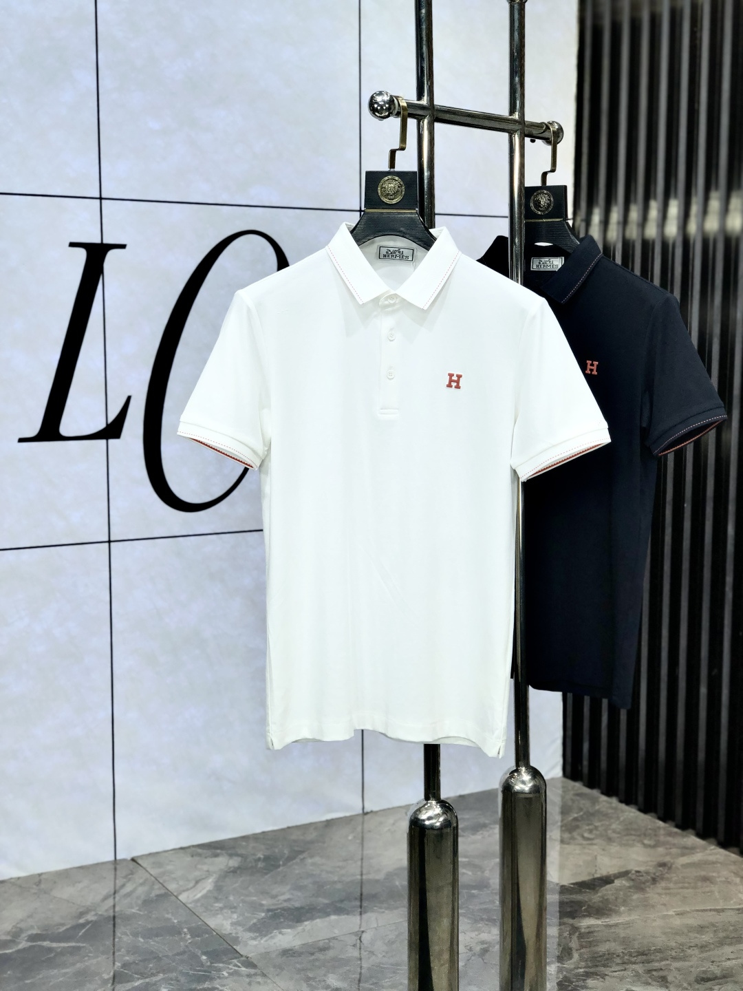 NO:450925,Hermes.ss25 spring and summer new lapel POLO shirt, high-quality pearl ground ice silk cotton material, elegant and luxurious brand style, customer-supplied imported fabric 5 shirts are also smooth and crisp, and are also anti-wrinkle and pilling, and are extremely comfortable to wear with close body. Number M-XXXL.m wear 175/130, hermes, shirts, alexander wang19860909.爱马仕.ss25春夏新款翻领POLO衫 高品质珠地冰丝棉材质 雍容华贵的品牌风格,w客供进口面料 5做出来的衬衫也是版型垂顺挺括,并且还抗皱抗起球,贴身穿着也是极为舒适 码数M-XXXL.m穿175/130,,hermes,shirts,alexander wang,Men's clothing