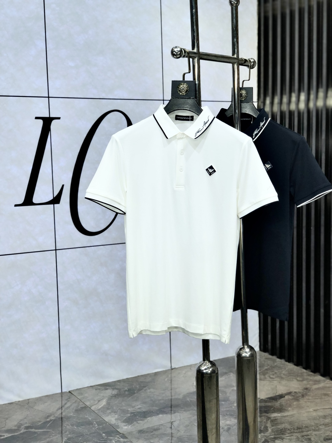 NO:450930,.Amarni.ss25 spring and summer new lapel POLO shirt, high-quality pearl ground ice silk cotton material, elegant and luxurious brand style, customer-supplied imported fabric 5 shirts are also smooth and crisp, and are also anti-wrinkle and pilling, and are extremely comfortable to wear with close body. 175/130,,armani,shirts,alexander wang19860909.阿玛尼.ss25春夏新款翻领POLO衫 高品质珠地冰丝棉材质 雍容华贵的品牌风格,w客供进口面料 5做出来的衬衫也是版型垂顺挺括,并且还抗皱抗起球,贴身穿着也是极为舒适 码数M-XXXL.m穿175/130,,armani,shirts,alexander wang,Men's clothing