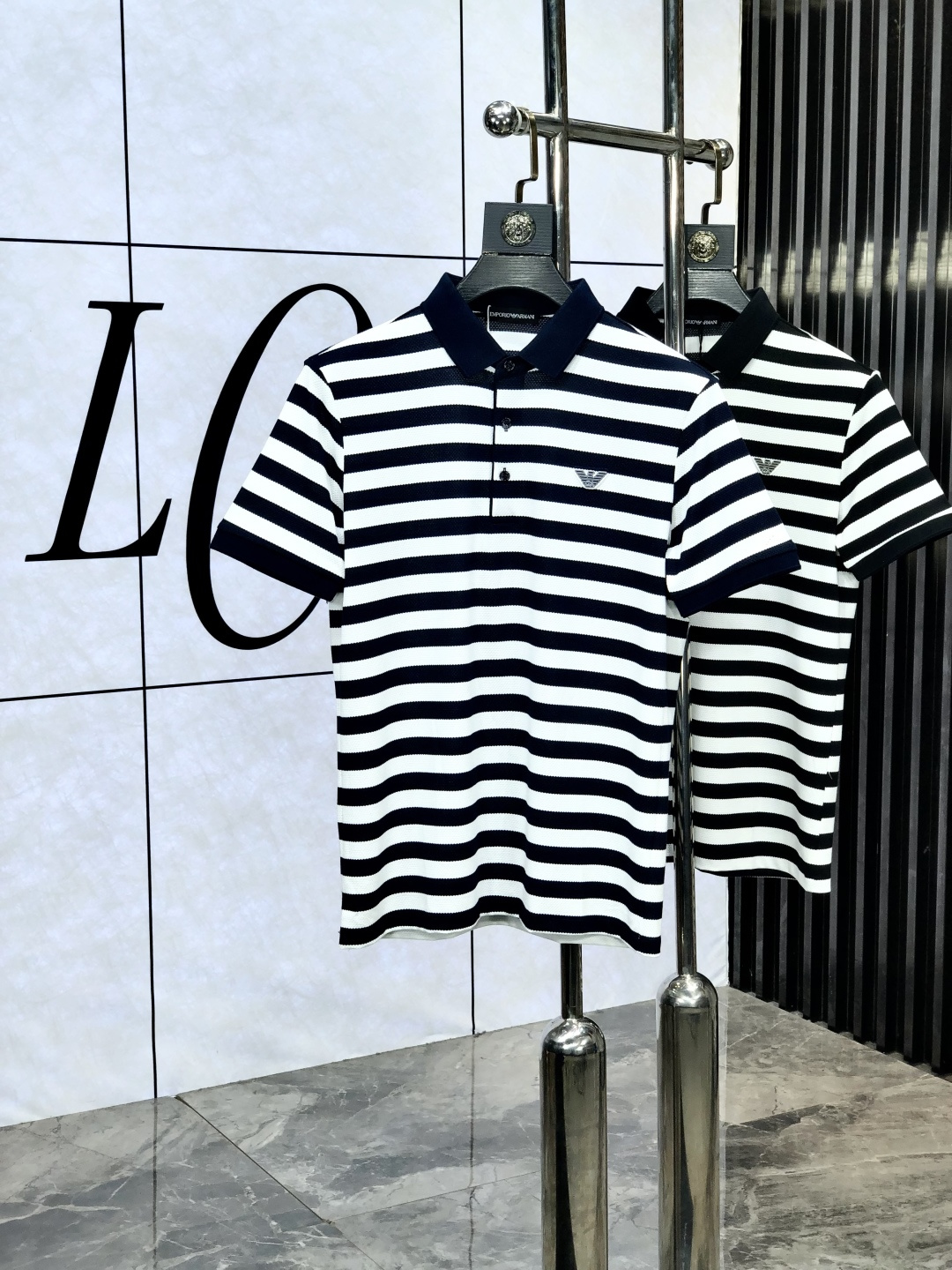 NO:450940,.Amarni.ss25 spring and summer new lapel POLO shirt, high-quality pearl ground ice silk cotton material, elegant and luxurious brand style, customer-supplied imported fabric 5 shirts are also smooth and crisp, and are also anti-wrinkle and pilling, and are extremely comfortable to wear with close body. 175/130,,armani,shirts,alexander wang19860909.阿玛尼.ss25春夏新款翻领POLO衫 高品质珠地冰丝棉材质 雍容华贵的品牌风格,w客供进口面料 5做出来的衬衫也是版型垂顺挺括,并且还抗皱抗起球,贴身穿着也是极为舒适 码数M-XXXL.m穿175/130,,armani,shirts,alexander wang,Men's clothing