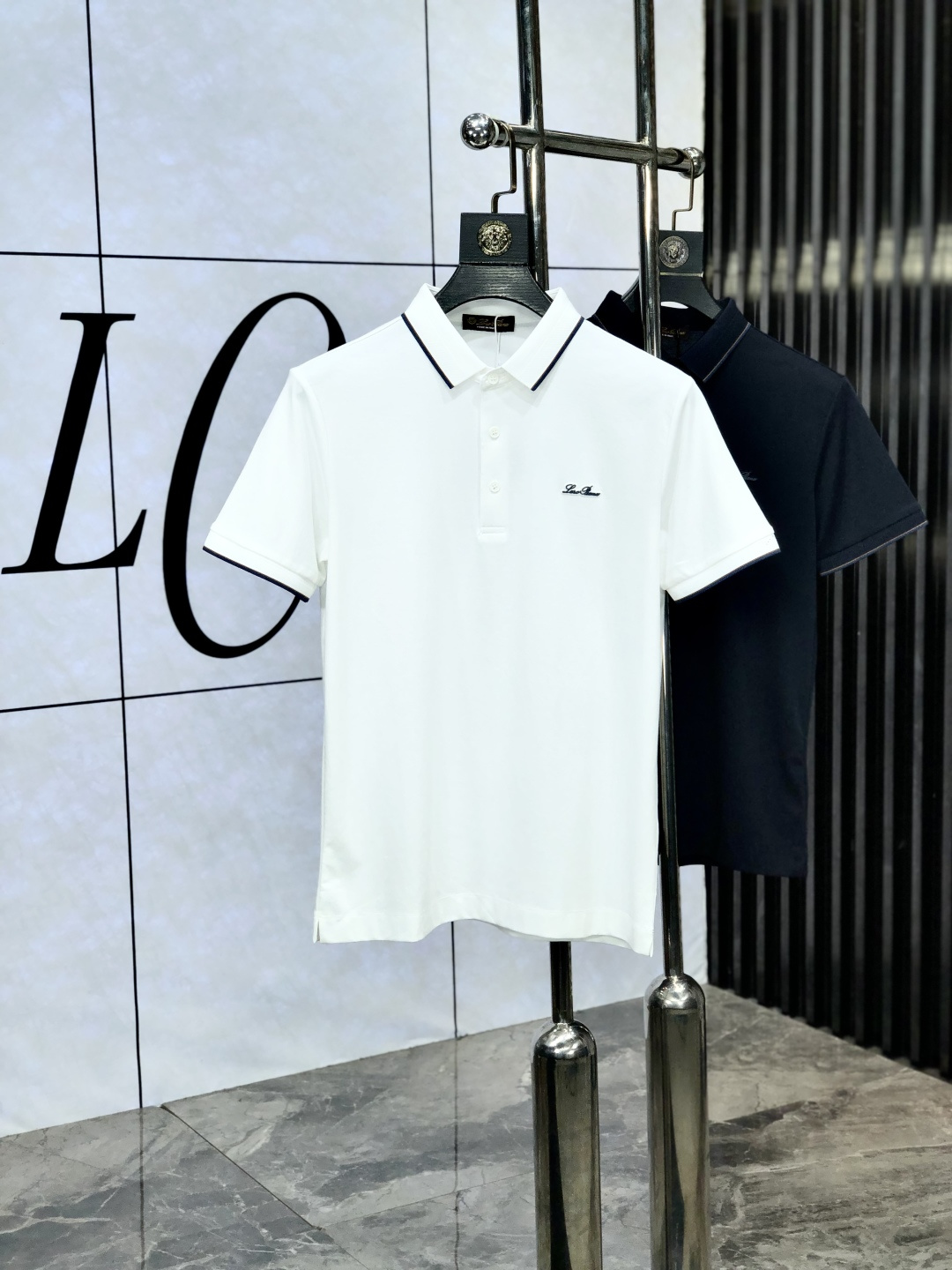 NO:450950,.LP.ss25 spring and summer new lapel POLO shirt, high-quality pearl ground ice silk cotton material, elegant and luxurious brand style, customer-supplied imported fabric 5 shirts are also smooth and crisp, and are also anti-wrinkle and pilling, and are extremely comfortable to wear with close body. Number M-XXXL.m wear 175/130, loro piano, shirts, alexander wang19860909.LP.ss25春夏新款翻领POLO衫 高品质珠地冰丝棉材质 雍容华贵的品牌风格,w客供进口面料 5做出来的衬衫也是版型垂顺挺括,并且还抗皱抗起球,贴身穿着也是极为舒适 码数M-XXXL.m穿175/130,,loro piana,shirts,alexander wang,Men's clothing