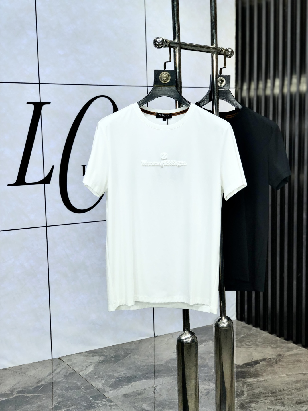 NO:450960,.Jenia.ss25 spring and summer new short-sleeved style. High-quality ice silk cotton material. Elegant and luxurious brand style, imported fabrics for customers. 5 shirts made of 5 are also squint and crisp, and are also anti-wrinkle and pilling. They are also extremely comfortable to wear with close body. Size M-XXXL.m wear 175/130, zegna,shirts,T-shirt,alexander wang19860909.杰尼亚.ss25春夏新款短袖.高品质冰丝棉材质 雍容华贵的品牌风格,w客供进口面料 5做出来的衬衫也是版型垂顺挺括,并且还抗皱抗起球,贴身穿着也是极为舒适 码数M-XXXL.m穿175/130,,zegna,shirts,T-shirt,alexander wang,Men's clothing