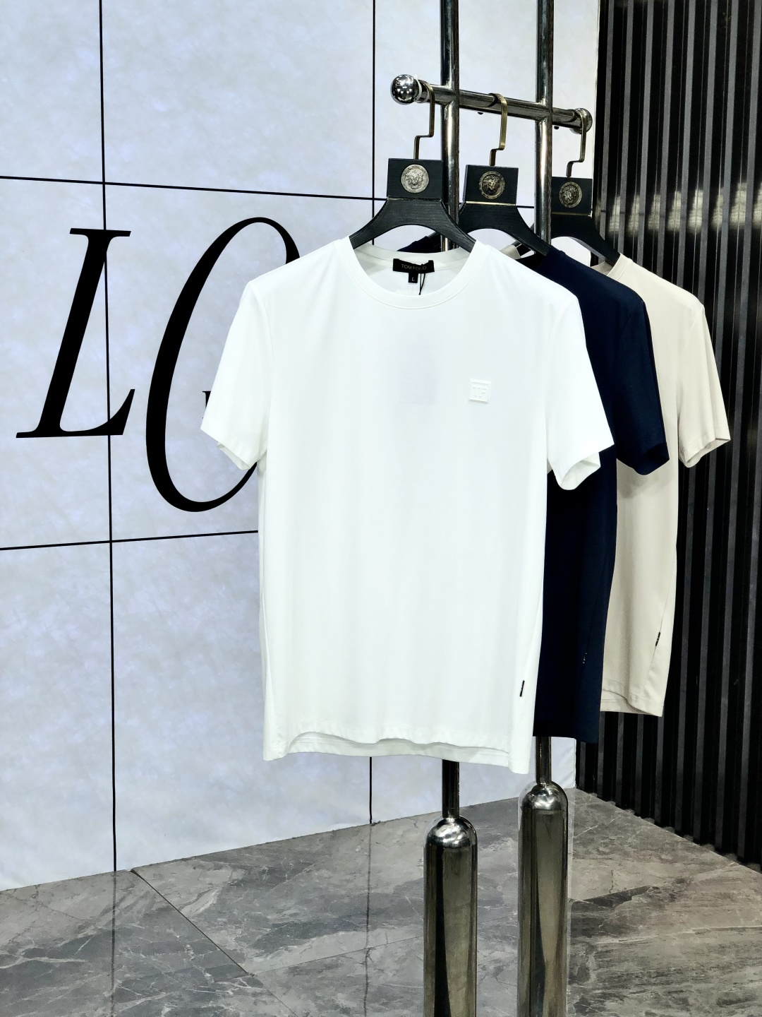 NO:450965,.TF.ss25 spring and summer new short-sleeved style. High-quality ice silk cotton material. Elegant and luxurious brand style, customer-supplied imported fabric. 5 shirts made of 5 are also sleek and crisp, and are also resistant to wrinkles and pilling. They are also extremely comfortable to wear with close body. Size M-XXXL.m wear 175/130,,tom ford,shirts,T-shirt,alexander wang19860909.TF.ss25春夏新款短袖.高品质冰丝棉材质 雍容华贵的品牌风格,w客供进口面料 5做出来的衬衫也是版型垂顺挺括,并且还抗皱抗起球,贴身穿着也是极为舒适 码数M-XXXL.m穿175/130,,tom ford,shirts,T-shirt,alexander wang,Men's clothing