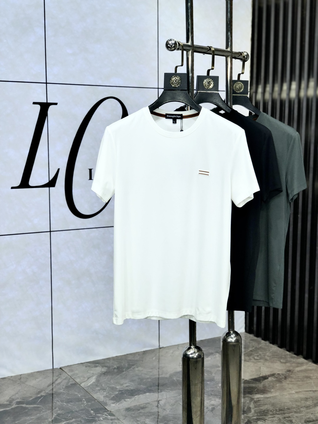 NO:450969,.Jenia.ss25 spring and summer new short-sleeved style. High-quality ice silk cotton material. Elegant and luxurious brand style, imported fabrics for customers. 5 shirts made of 5 are also squint and crisp, and are also anti-wrinkle and pilling. They are also extremely comfortable to wear with close body. Size M-XXXL.m wear 175/130, zegna,shirts,T-shirt,alexander wang19860909.杰尼亚.ss25春夏新款短袖.高品质冰丝棉材质 雍容华贵的品牌风格,w客供进口面料 5做出来的衬衫也是版型垂顺挺括,并且还抗皱抗起球,贴身穿着也是极为舒适 码数M-XXXL.m穿175/130,,zegna,shirts,T-shirt,alexander wang,Men's clothing