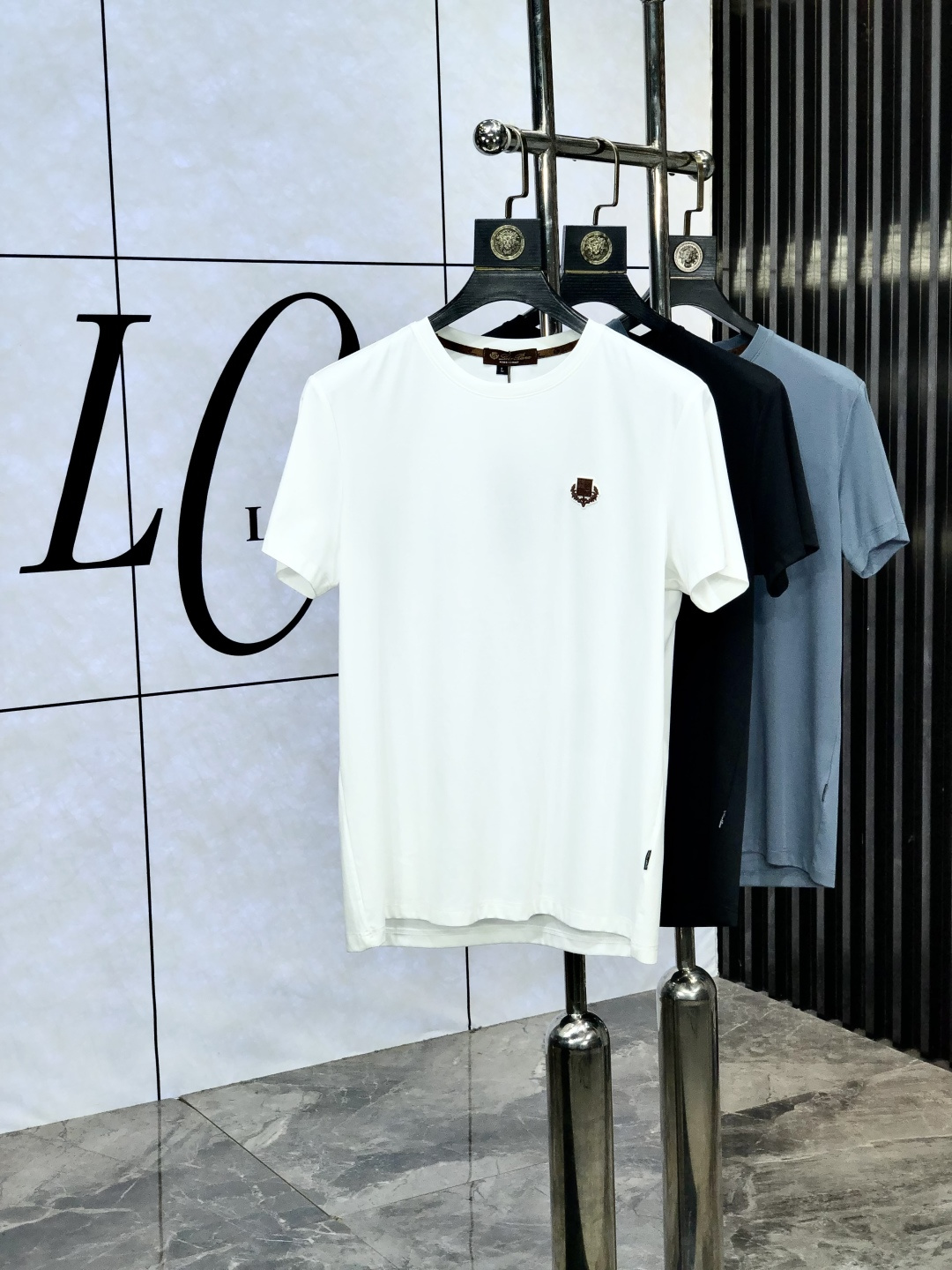 NO:450974,.LP.ss25 spring and summer new short-sleeved style. High-quality ice silk cotton material. Elegant and luxurious brand style, w customer-supplied imported fabric. 5 shirts made of 5 are also sleek and crisp, and are also anti-wrinkle and pilling. They are also extremely comfortable to wear with close body. 175/130. Loro piano,shirts,T-shirt,alexander wang19860909.LP.ss25春夏新款短袖.高品质冰丝棉材质 雍容华贵的品牌风格,w客供进口面料 5做出来的衬衫也是版型垂顺挺括,并且还抗皱抗起球,贴身穿着也是极为舒适 码数M-XXXL.m穿175/130,,loro piana,shirts,T-shirt,alexander wang,Men's clothing