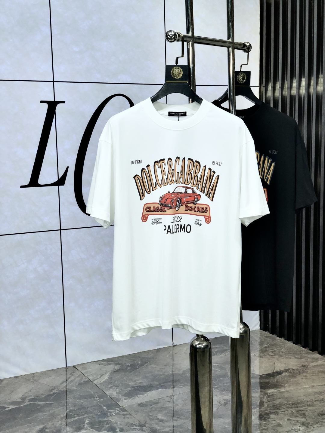 NO:450978,.D&G. Spring and summer new products, fashionable round neck short sleeves, high-end custom versatile styles!  More practical and easy to use for anyone. Made of European cotton precision fabrics, luxurious and classic brand logo design, h is very high-end and must-have if you understand the goods!  The style is a slim fit style, very exquisite, m shows the aura and highlights the exquisiteness of men. This is the unique feature, the right slim fit, and the upper body effect is very good. Size M-3XL m wears 175/130, Dolce & Gabbana, T-shirt, alexander wang19860909.D&G.春夏新品时尚圆领短袖高级定制百搭款式！更有实用感 任何人都可以轻松驾驭 采用欧棉精密面料制作,奢华经典品牌logo设计,h非常显档次懂货的必须入！版型剪裁属于修身款 非常精致,m显气场,又会凸显男士的精致,这就是独到之处,恰到好处的修身,上身效果非常赞.尺码M-3XL m穿175/130,,Dolce&Gabbana,T-shirt,alexander wang,Men's clothing