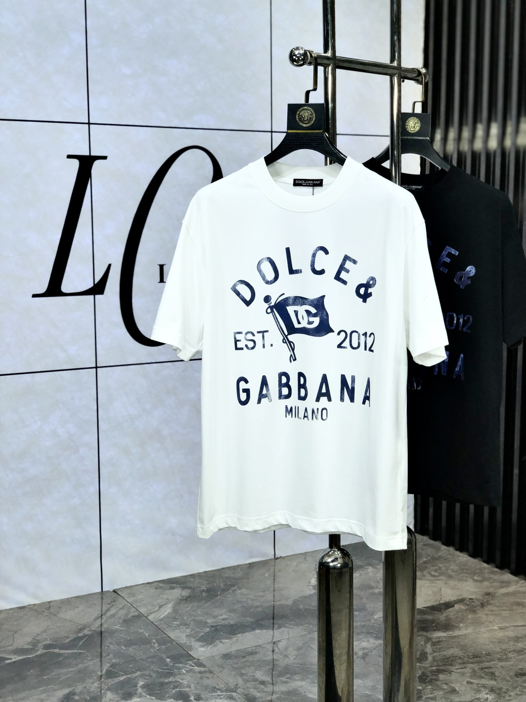 NO:450988,.D&G. Spring and summer new products, fashionable round neck short sleeves, high-end custom versatile styles!  More practical and easy to use for anyone. Made of European cotton precision fabrics, luxurious and classic brand logo design, h is very high-end and must-have if you understand the goods!  The style is a slim fit style, very exquisite, m shows the aura and highlights the exquisiteness of men. This is the unique feature, the right slim fit, and the upper body effect is very good. Size M-3XL m wears 175/130, Dolce & Gabbana, T-shirt, alexander wang19860909.D&G.春夏新品时尚圆领短袖高级定制百搭款式！更有实用感 任何人都可以轻松驾驭 采用欧棉精密面料制作,奢华经典品牌logo设计,h非常显档次懂货的必须入！版型剪裁属于修身款 非常精致,m显气场,又会凸显男士的精致,这就是独到之处,恰到好处的修身,上身效果非常赞.尺码M-3XL m穿175/130,,Dolce&Gabbana,T-shirt,alexander wang,Men's clothing