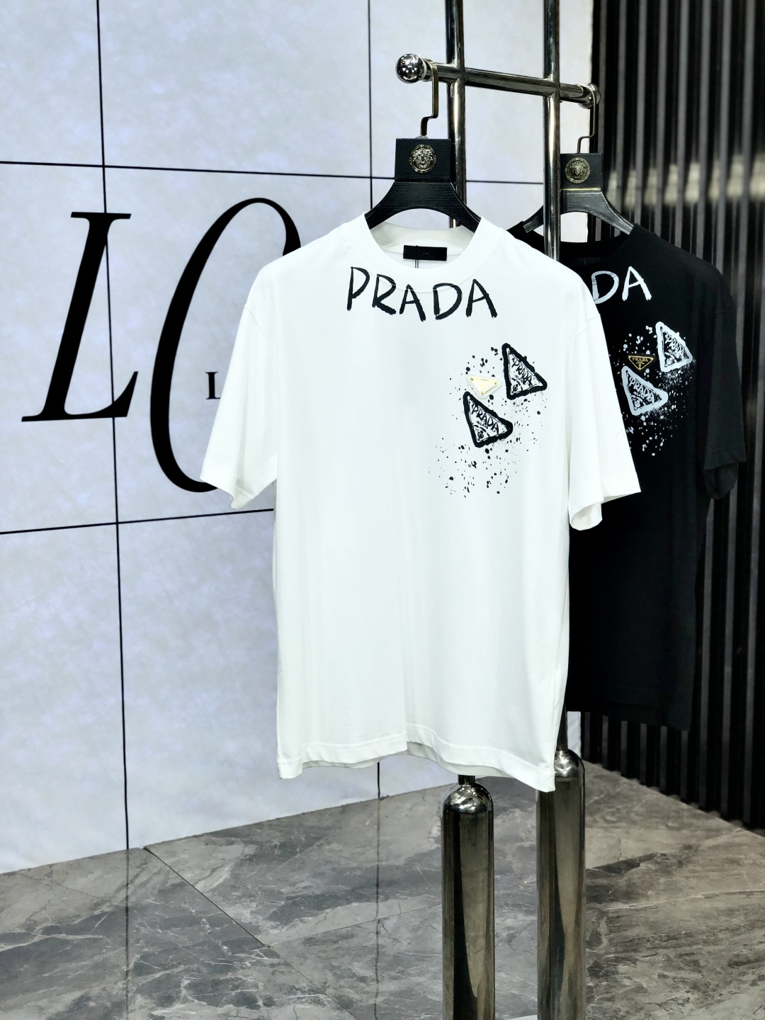 NO:450993,.Prada. New spring and summer products, fashionable round neck short sleeves, high-end custom versatile styles!  More practical and easy to use for anyone. Made of European cotton precision fabrics, luxurious and classic brand logo design, h is very high-end and must-have if you understand the goods!  The style is a slim fit style, very exquisite, m shows the aura and highlights the exquisiteness of men. This is the unique feature, the right slim fit, and the upper body effect is very good. Size M-3XL m wears 175/130, prada, T-shirt, alexander wang19860909.普拉达.春夏新品时尚圆领短袖高级定制百搭款式！更有实用感 任何人都可以轻松驾驭 采用欧棉精密面料制作,奢华经典品牌logo设计,h非常显档次懂货的必须入！版型剪裁属于修身款 非常精致,m显气场,又会凸显男士的精致,这就是独到之处,恰到好处的修身,上身效果非常赞.尺码M-3XL m穿175/130,,prada,T-shirt,alexander wang,Men's clothing
