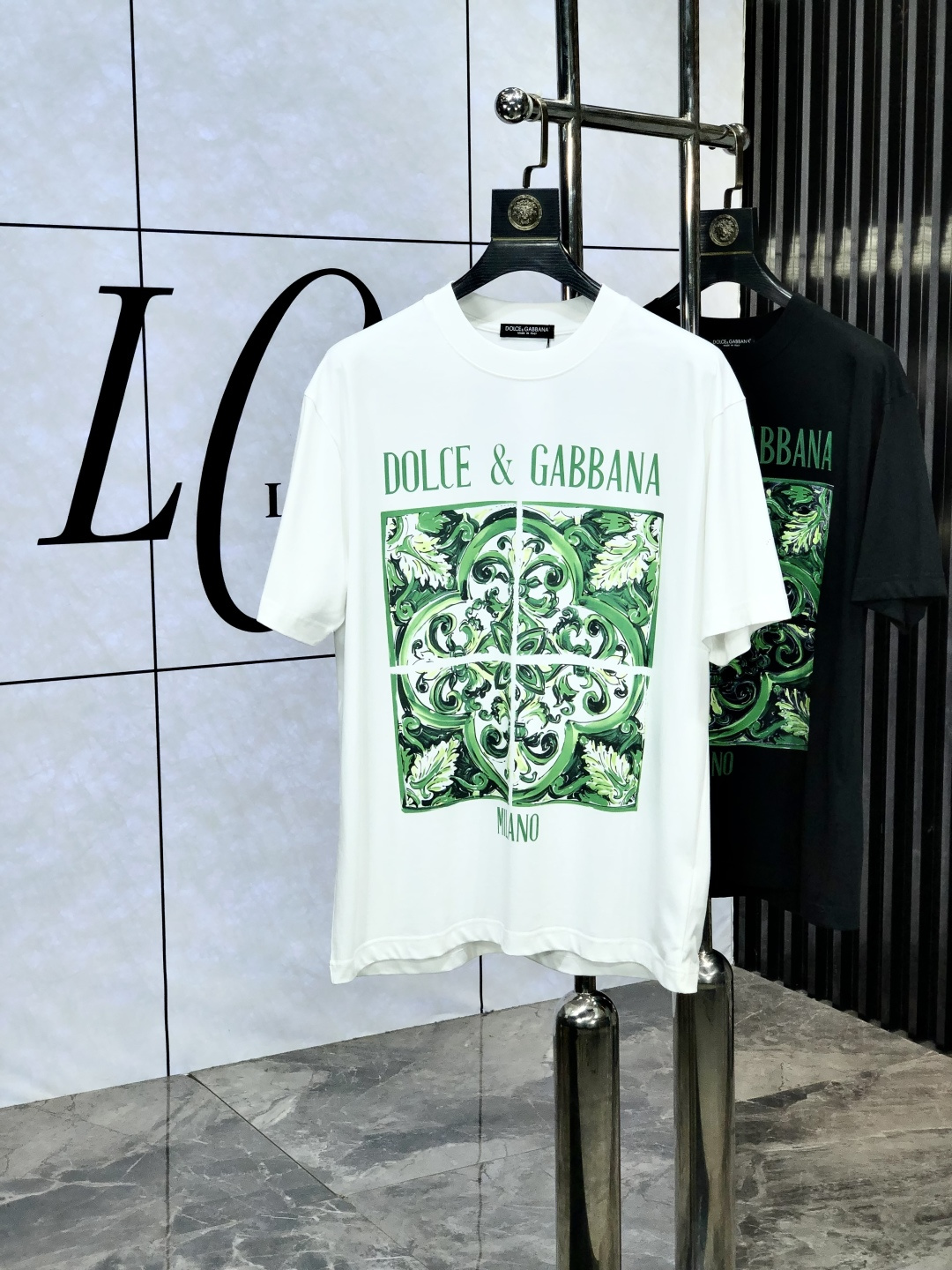 NO:450998,.D&G. Spring and summer new products, fashionable round neck short sleeves, high-end custom versatile styles!  More practical and easy to use for anyone. Made of European cotton precision fabrics, luxurious and classic brand logo design, h is very high-end and must-have if you understand the goods!  The style is a slim fit style, very exquisite, m shows the aura and highlights the exquisiteness of men. This is the unique feature, the right slim fit, and the upper body effect is very good. Size M-3XL m wears 175/130, Dolce & Gabbana, T-shirt, alexander wang19860909.D&G.春夏新品时尚圆领短袖高级定制百搭款式！更有实用感 任何人都可以轻松驾驭 采用欧棉精密面料制作,奢华经典品牌logo设计,h非常显档次懂货的必须入！版型剪裁属于修身款 非常精致,m显气场,又会凸显男士的精致,这就是独到之处,恰到好处的修身,上身效果非常赞.尺码M-3XL m穿175/130,,Dolce&Gabbana,T-shirt,alexander wang,Men's clothing