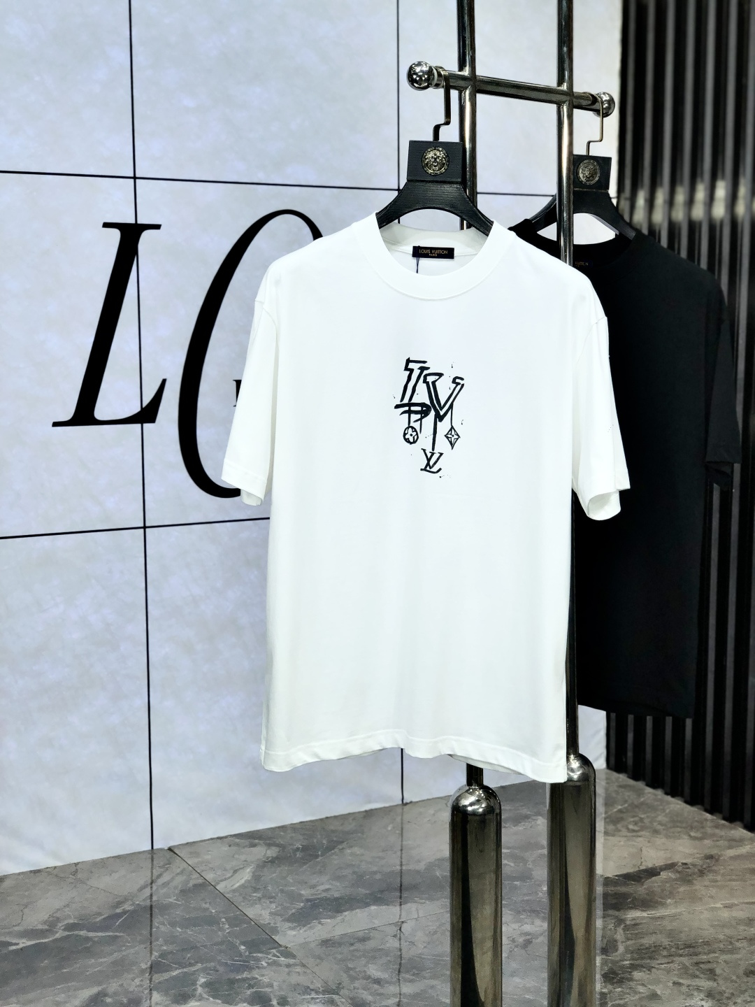 NO:451003,.Lv. New spring and summer products, fashionable round neck short sleeves, high-end custom versatile styles!  More practical and easy to use for anyone. Made of European cotton precision fabrics, luxurious and classic brand logo design, h is very high-end and must-have if you understand the goods!  The style is a slim fit style, very exquisite, m shows the aura and highlights the exquisiteness of men. This is the unique feature, the right slim fit, and the upper body effect is very good. Size M-3XL m wears 175/130, louis vuitton, T-shirt, alexander wang19860909.Lv.春夏新品时尚圆领短袖高级定制百搭款式！更有实用感 任何人都可以轻松驾驭 采用欧棉精密面料制作,奢华经典品牌logo设计,h非常显档次懂货的必须入！版型剪裁属于修身款 非常精致,m显气场,又会凸显男士的精致,这就是独到之处,恰到好处的修身,上身效果非常赞.尺码M-3XL m穿175/130,,louis vuitton,T-shirt,alexander wang,Men's clothing