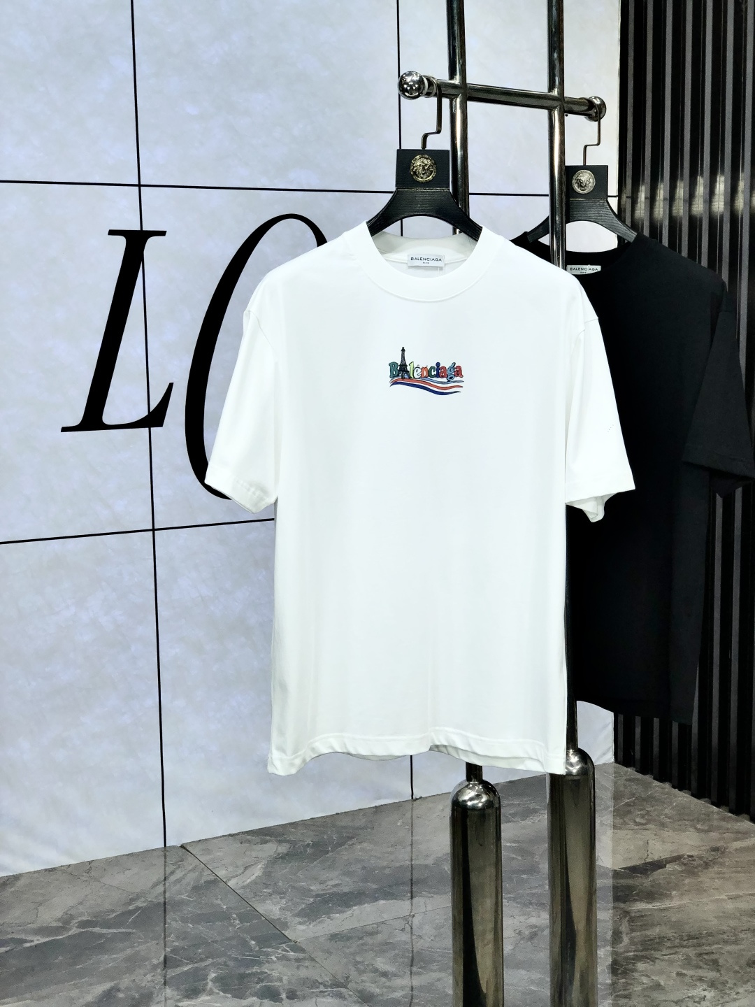 NO:451008,.Balenicaga. New spring and summer products, fashionable round neck short sleeves, high-end custom versatile styles!  More practical and easy to use for anyone. Made of European cotton precision fabrics, luxurious and classic brand logo design, h is very high-end and must-have if you understand the goods!  The style is a slim fit style, very exquisite, m shows the aura and highlights the exquisiteness of men. This is the unique feature, the right slim fit, and the upper body effect is very good. Size M-3XL m wears 175/130, balenciaga, T-shirt, alexander wang19860909.巴黎世家.春夏新品时尚圆领短袖高级定制百搭款式！更有实用感 任何人都可以轻松驾驭 采用欧棉精密面料制作,奢华经典品牌logo设计,h非常显档次懂货的必须入！版型剪裁属于修身款 非常精致,m显气场,又会凸显男士的精致,这就是独到之处,恰到好处的修身,上身效果非常赞.尺码M-3XL m穿175/130,,balenciaga,T-shirt,alexander wang,Men's clothing