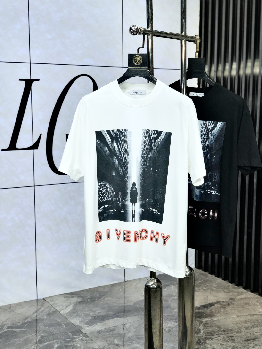 NO:451012,.Givenchy. New spring and summer products, fashionable round neck short sleeves, high-end custom versatile styles!  More practical and easy to use for anyone. Made of European cotton precision fabrics, luxurious and classic brand logo design, h is very high-end and must-have if you understand the goods!  The style is a slim fit style, very exquisite, m shows the aura and highlights the exquisiteness of men. This is the unique feature, the right slim fit, and the upper body effect is very good. Size M-3XL m wears 175/130, givennchy, T-shirt, alexander wang19860909.纪梵希.春夏新品时尚圆领短袖高级定制百搭款式！更有实用感 任何人都可以轻松驾驭 采用欧棉精密面料制作,奢华经典品牌logo设计,h非常显档次懂货的必须入！版型剪裁属于修身款 非常精致,m显气场,又会凸显男士的精致,这就是独到之处,恰到好处的修身,上身效果非常赞.尺码M-3XL m穿175/130,,givenchy,T-shirt,alexander wang,Men's clothing