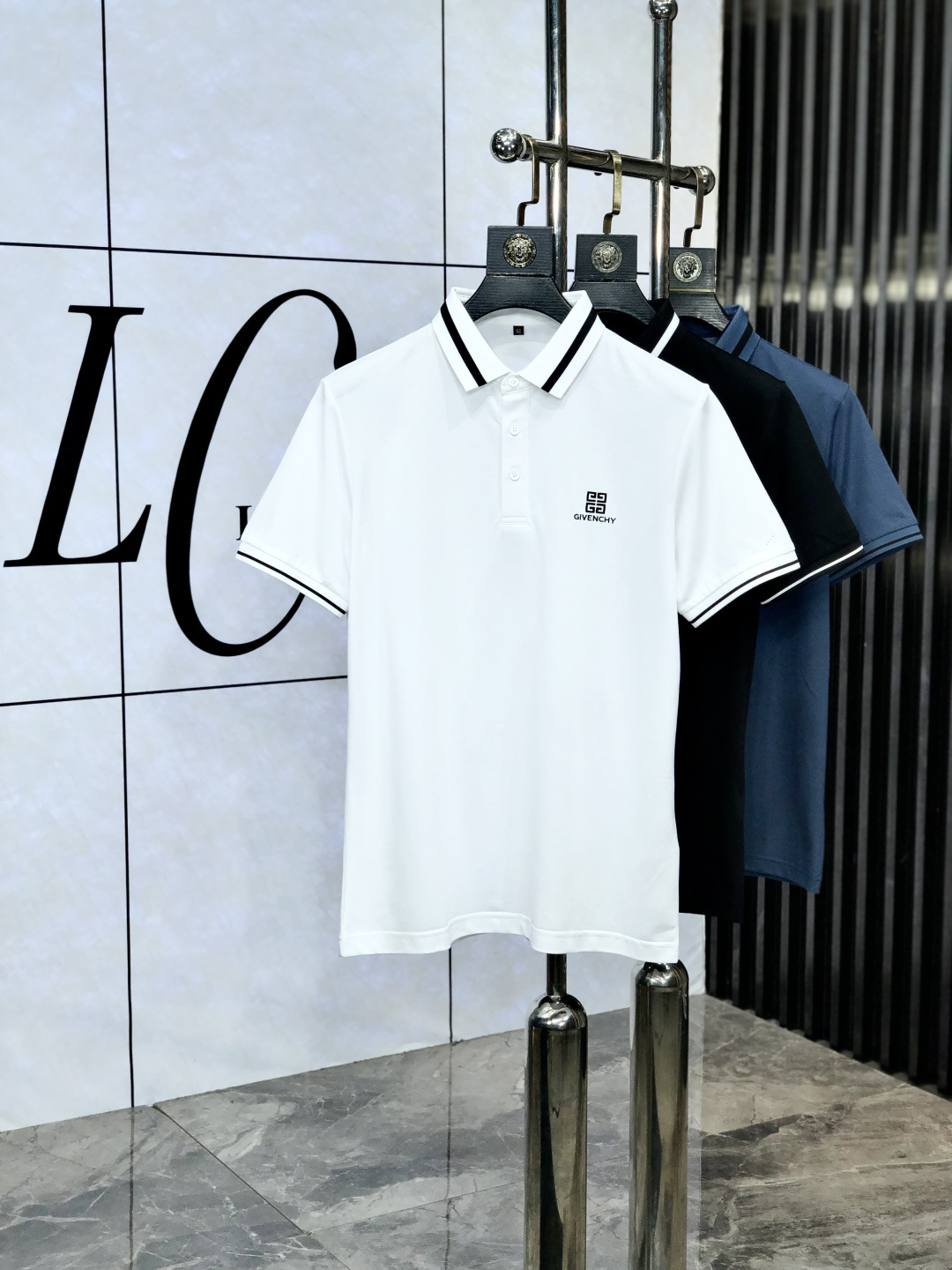 NO:452770,.Givenchy. New spring and summer lapel polo. Selected Tianshi cotton tribute satin cotton, comfortable and delicate, bringing excellent skin-friendly feel, while absorbing moisture and breathable, making it easy to handle. Seiko threaded neckline, modifying the body shape and not easily deformed, and reflecting exquisite craftsmanship in details. Size M-4Xl m wears 175/130 catties, given, alexander wang19860909.纪梵希.春夏新款翻领polo.精选天丝棉贡缎棉料,舒适细腻带来极佳的亲肤感,同时吸湿透气,1f方便打理.精工螺纹现织领口,修饰身形同时更不易变形,与细节处体现精致工艺.  尺码M-4Xl m穿175/130斤,,givenchy,alexander wang,Men's clothing