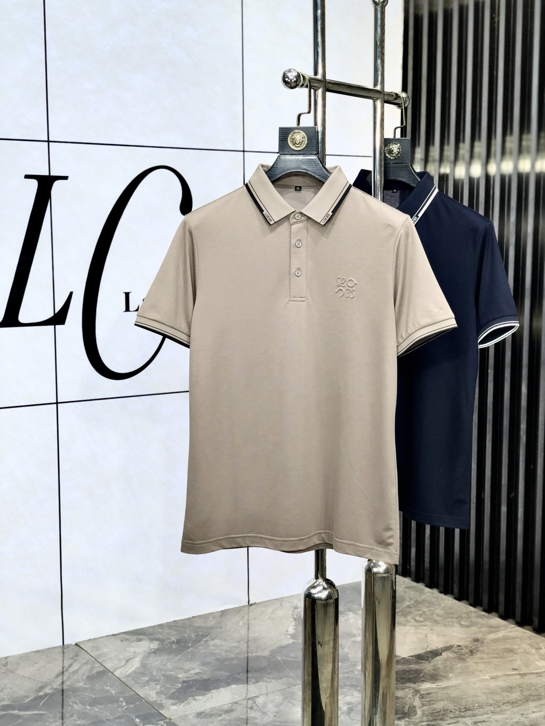 NO:452773,.Luo Yiwei. New spring and summer lapel polo. Selected Tianshi cotton tribute satin cotton, comfortable and delicate, bringing excellent skin-friendly feel, while absorbing moisture and breathable, making it easy to handle. Seiko threaded neckline, modifying the body shape and not easily deformed, and reflecting exquisite craftsmanship in details. Size M-4Xl m wears 175/130 catties, loewe, alexander wang19860909.罗意威.春夏新款翻领polo.精选天丝棉贡缎棉料,舒适细腻带来极佳的亲肤感,同时吸湿透气,1f方便打理.精工螺纹现织领口,修饰身形同时更不易变形,与细节处体现精致工艺.  尺码M-4Xl m穿175/130斤,,loewe,alexander wang,Men's clothing