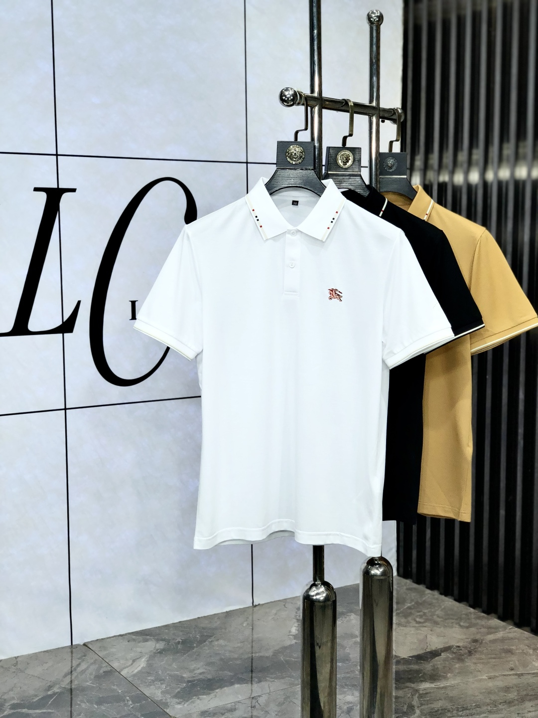 NO:452779,Burberry. New spring and summer lapel polo. Selected Tianshi cotton tribute satin cotton, comfortable and delicate, bringing excellent skin-friendly feel, while absorbing moisture and breathable, making it easy to handle. Seiko threaded neckline, modifying the body shape and not easily deformed, and reflecting exquisite craftsmanship in details. Size M-4Xl m wears 175/130 catties, burberry, alexander wang19860909.巴宝莉.春夏新款翻领polo.精选天丝棉贡缎棉料,舒适细腻带来极佳的亲肤感,同时吸湿透气,1f方便打理.精工螺纹现织领口,修饰身形同时更不易变形,与细节处体现精致工艺.  尺码M-4Xl m穿175/130斤,,burberry,alexander wang,Men's clothing