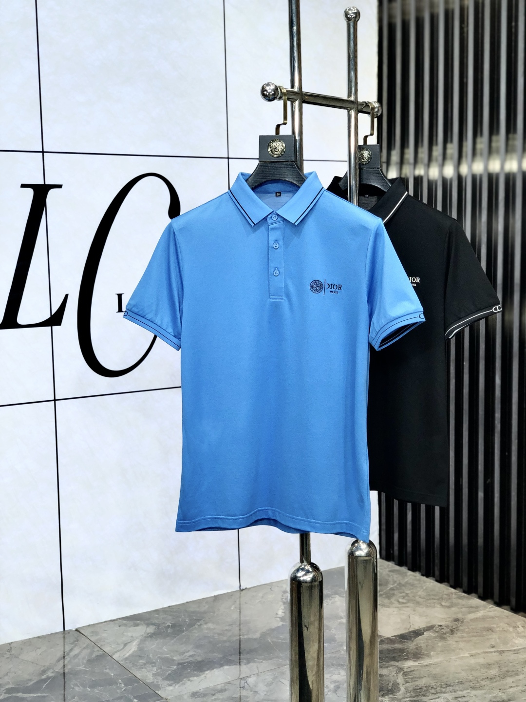 NO:452785,.Dior . New spring and summer lapel polo. Selected Tianshi cotton tribute satin cotton, comfortable and delicate, bringing excellent skin-friendly feel, while absorbing moisture and breathable, making it easy to handle. Seiko threaded neckline, modifying the body shape and not easily deformed, and reflecting exquisite craftsmanship in details. Size M-4Xl m wears 175/130 catties, dior, alexander wang19860909.Dior .春夏新款翻领polo.精选天丝棉贡缎棉料,舒适细腻带来极佳的亲肤感,同时吸湿透气,1f方便打理.精工螺纹现织领口,修饰身形同时更不易变形,与细节处体现精致工艺.  尺码M-4Xl m穿175/130斤,,dior,alexander wang,Men's clothing