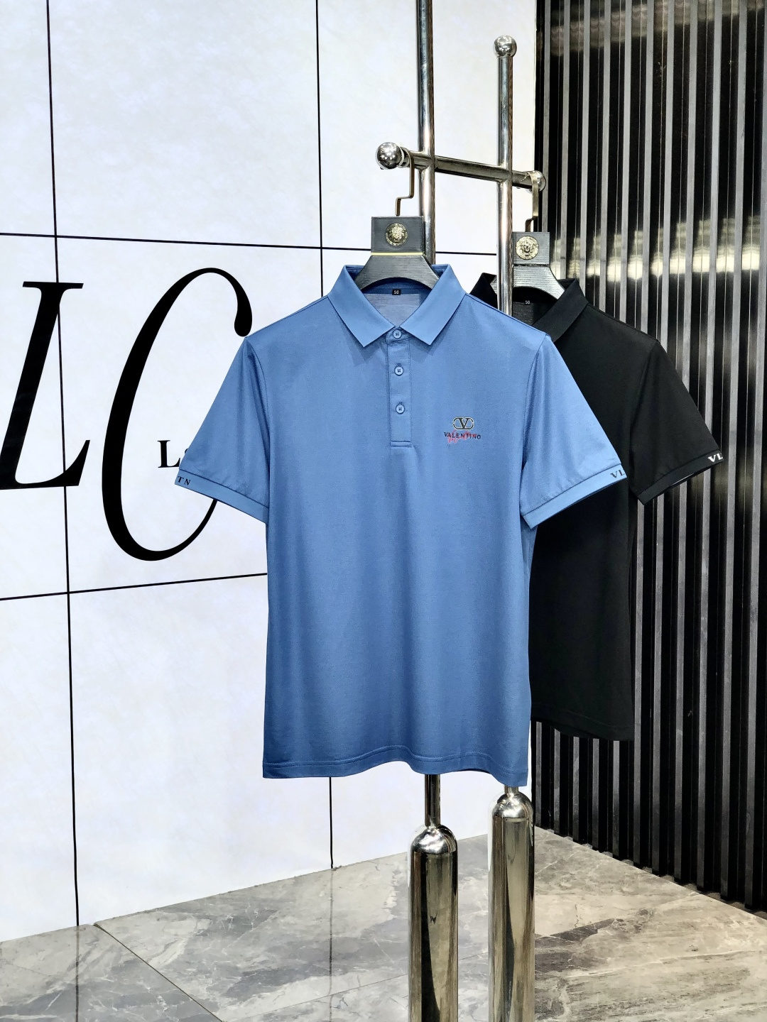 NO:452791,.Valentino. New spring and summer lapel polo. Selected tinsil cotton tribute satin cotton, comfortable and delicate, bringing excellent skin-friendly feel, while absorbing moisture and breathable, making it easy to handle. Seiko threaded neckline, modifying the body shape and not easily deformed, and reflecting exquisite craftsmanship in details. Size M-4Xl m wears 175/130 catties, valentino, alexander wang19860909.华伦天奴.春夏新款翻领polo.精选天丝棉贡缎棉料,舒适细腻带来极佳的亲肤感,同时吸湿透气,1f方便打理.精工螺纹现织领口,修饰身形同时更不易变形,与细节处体现精致工艺.  尺码M-4Xl m穿175/130斤,,valentino,alexander wang,Men's clothing