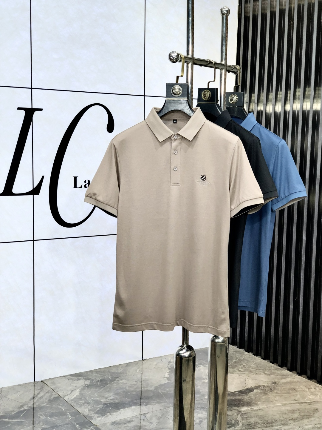 NO:452746,.Jenia. New spring and summer lapel polo. Selected Tianshi cotton tribute satin cotton, comfortable and delicate, bringing excellent skin-friendly feel, while absorbing moisture and breathable, making it easy to handle. Seiko threaded neckline, modifying the body shape and not easily deformed, and reflecting exquisite craftsmanship in details. Size M-4Xl m wears 175/130 catties, zegna, alexander wang19860909.杰尼亚.春夏新款翻领polo.精选天丝棉贡缎棉料,舒适细腻带来极佳的亲肤感,同时吸湿透气,1f方便打理.精工螺纹现织领口,修饰身形同时更不易变形,与细节处体现精致工艺.  尺码M-4Xl m穿175/130斤,,zegna,alexander wang,Men's clothing