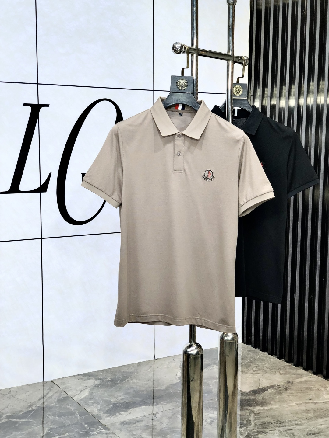 NO:452756,.The mask .The new spring and summer lapel polo. The selected Tianshi cotton tribute satin cotton material is comfortable and delicate to bring excellent skin-friendliness, while absorbing moisture and breathable, making it easy to handle. The seiko threaded neckline is woven to modify the body shape and is less likely to deform, and the details reflects exquisite craftsmanship. Size M-4Xl m wears 175/130 catties, Moncler, alexander wang19860909.蒙口 .春夏新款翻领polo.精选天丝棉贡缎棉料,舒适细腻带来极佳的亲肤感,同时吸湿透气,1f方便打理.精工螺纹现织领口,修饰身形同时更不易变形,与细节处体现精致工艺.  尺码M-4Xl m穿175/130斤,,Moncler,alexander wang,Men's clothing