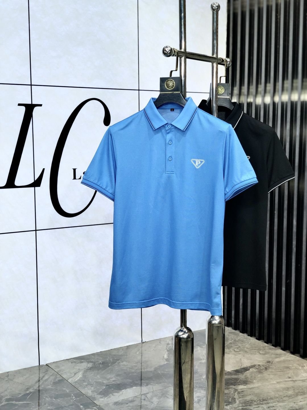 NO:452761,.Prada. New spring and summer lapel polo. Selected tinsel cotton tribute satin cotton, comfortable and delicate, bringing excellent skin-friendly feel, while absorbing moisture and breathable, making it easy to handle. Seiko threaded neckline, modifying the body shape and not easily deformed, and reflecting exquisite craftsmanship in details. Size M-4Xl m wears 175/130 catties, prada, alexander wang19860909.普拉达. 春夏新款翻领polo.精选天丝棉贡缎棉料,舒适细腻带来极佳的亲肤感,同时吸湿透气,1f方便打理.精工螺纹现织领口,修饰身形同时更不易变形,与细节处体现精致工艺.  尺码M-4Xl m穿175/130斤,,prada,alexander wang,Men's clothing