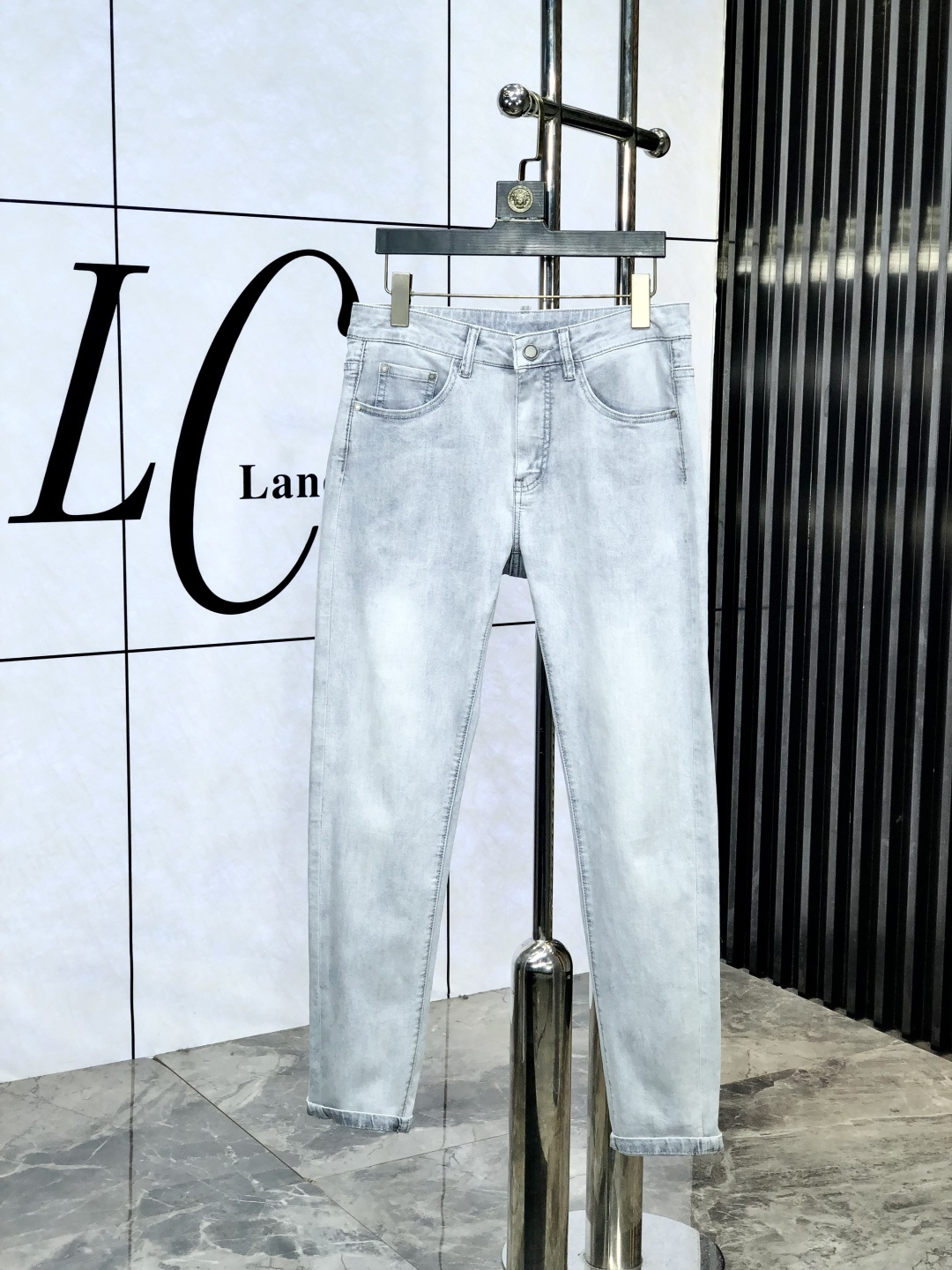 NO:452845,.Dior.'s official counter is released simultaneously, 2025SS spring and summer new men's casual jeans, original single quality, custom-made original denim fabric for counter, logo pattern design, original hardware and accessories for H trousers, three-dimensional and clear, realistic effect, m super trendy and personalized, fashionable and stylish upper body!  Trendy men's must-have items 28-38, Dior, Jeans, Alexander wang19860909.Dior.官网专柜同步发售,2025SS春夏新品男士休闲牛仔裤,原单品质,专柜定制原版牛仔面料,logo图案设计,h裤身原版五金辅料装饰,立体清晰,效果逼真,m超级潮流个性,上身时尚有型！潮男必备单品 码数28-38,,dior,jeans,alexander wang,Men's clothing