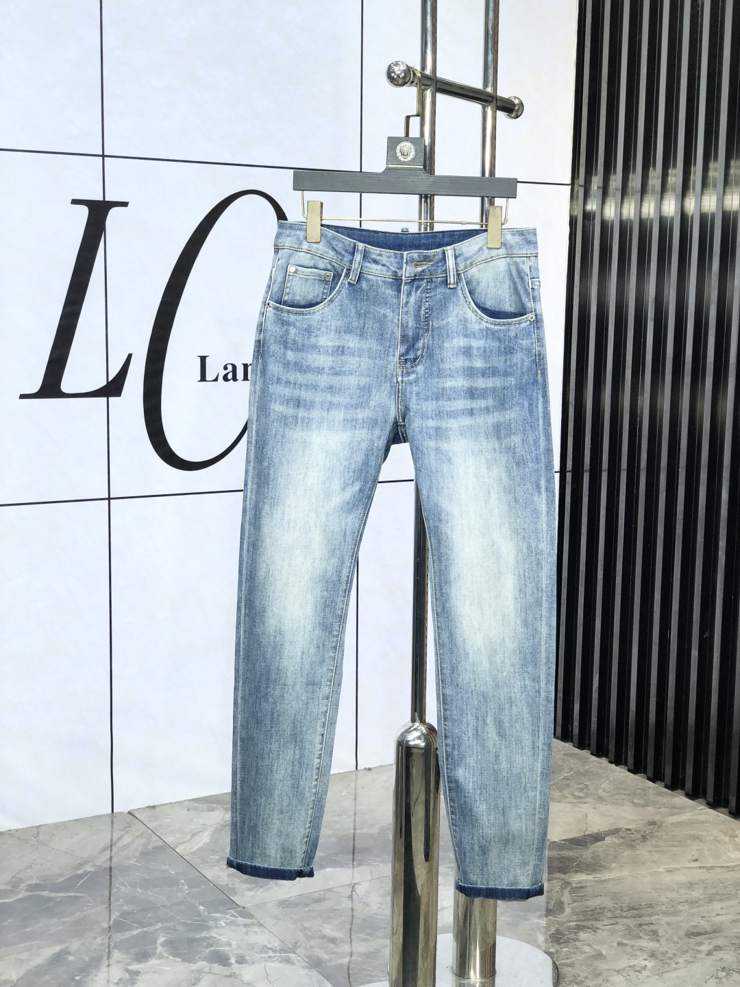 NO:452850,. Luo Yiwei's official counter is released simultaneously, 2025SS spring and summer new men's casual jeans, original single quality, custom-made original denim fabric for counter, logo pattern design, H pants original hardware and auxiliary materials decoration, three-dimensional and clear, m super trendy and personalized, fashionable and stylish on the upper body!  Trendy men's must-have items 28-38, loewe, jeans, alexander wang19860909.罗意威 官网专柜同步发售,2025SS春夏新品男士休闲牛仔裤,原单品质,专柜定制原版牛仔面料,logo图案设计,h裤身原版五金辅料装饰,立体清晰,m超级潮流个性,上身时尚有型！潮男必备单品 码数28-38,,loewe,jeans,alexander wang,Men's clothing
