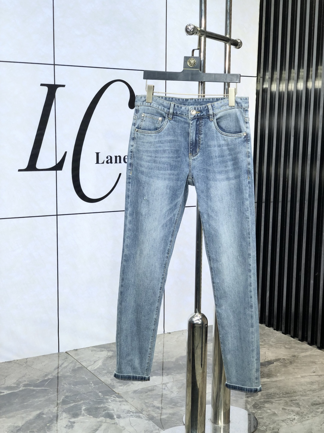 NO:452854,.Prada. The official counter is released simultaneously. 2025SS spring and summer new men's casual jeans, original single quality, customized original denim fabric for counter, logo pattern design, H pants original hardware and auxiliary materials decoration, three-dimensional and clear, m super trendy and personalized, fashionable and stylish on the upper body!  Trendy men's must-have items, number 28-38, prada, jeans, alexander wang19860909.普拉达.官网专柜同步发售,2025SS春夏新品男士休闲牛仔裤,原单品质,专柜定制原版牛仔面料,logo图案设计,h裤身原版五金辅料装饰,立体清晰,m超级潮流个性,上身时尚有型！潮男必备单品 码数28-38,,prada,jeans,alexander wang,Men's clothing