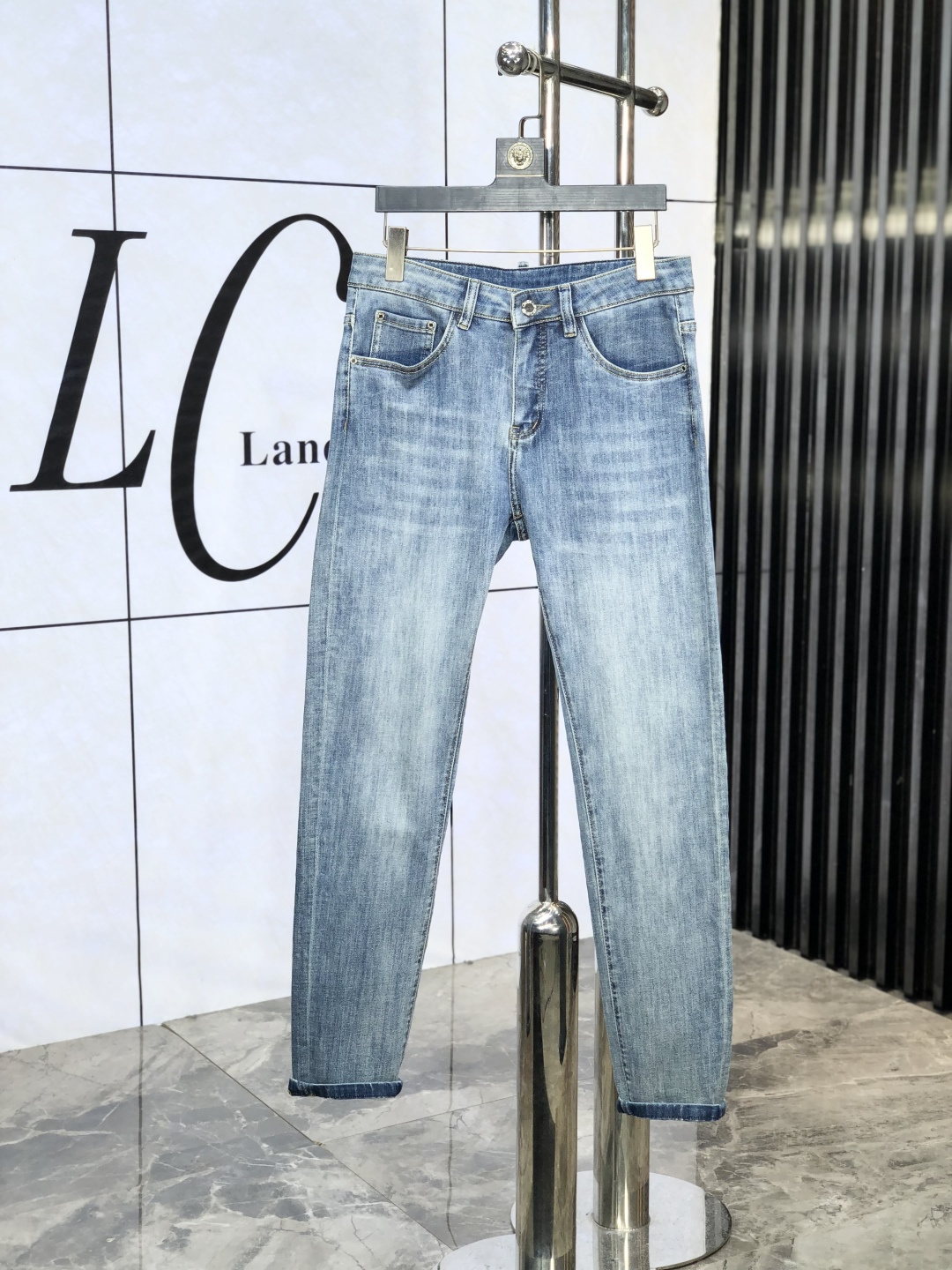 NO:452862,.Versey. The official counter is released simultaneously on the counter. 2025SS spring and summer new men's casual jeans, original single quality, customized original denim fabric for counter, logo pattern design, original hardware and accessories for H trousers, three-dimensional and clear, m super trendy and personalized, fashionable and stylish on the upper body!  Trendy men's must-have items, 28-38, versace, jeans, alexander wang19860909.范思哲.官网专柜同步发售,2025SS春夏新品男士休闲牛仔裤,原单品质,专柜定制原版牛仔面料,logo图案设计,h裤身原版五金辅料装饰,立体清晰,m超级潮流个性,上身时尚有型！潮男必备单品 码数28-38,,versace,jeans,alexander wang,Men's clothing