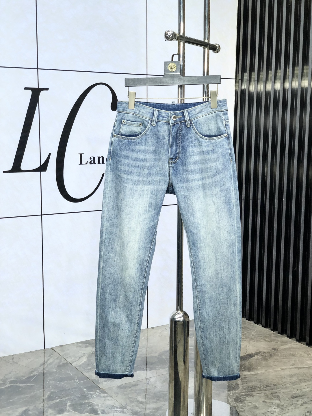 NO:452868,.Hermes. The official counter on the official website is released simultaneously. 2025SS spring and summer new men's casual jeans, original single quality, customized original denim fabric for counter, logo pattern design, H pants original hardware and accessories decoration, three-dimensional and clear, m super trendy and personalized, fashionable and stylish on the upper body!  Trendy men's must-have items, number of 28-38, hermes, jeans, alexander wang19860909.爱马仕.官网专柜同步发售,2025SS春夏新品男士休闲牛仔裤,原单品质,专柜定制原版牛仔面料,logo图案设计,h裤身原版五金辅料装饰,立体清晰,m超级潮流个性,上身时尚有型！潮男必备单品 码数28-38,,hermes,jeans,alexander wang,Men's clothing