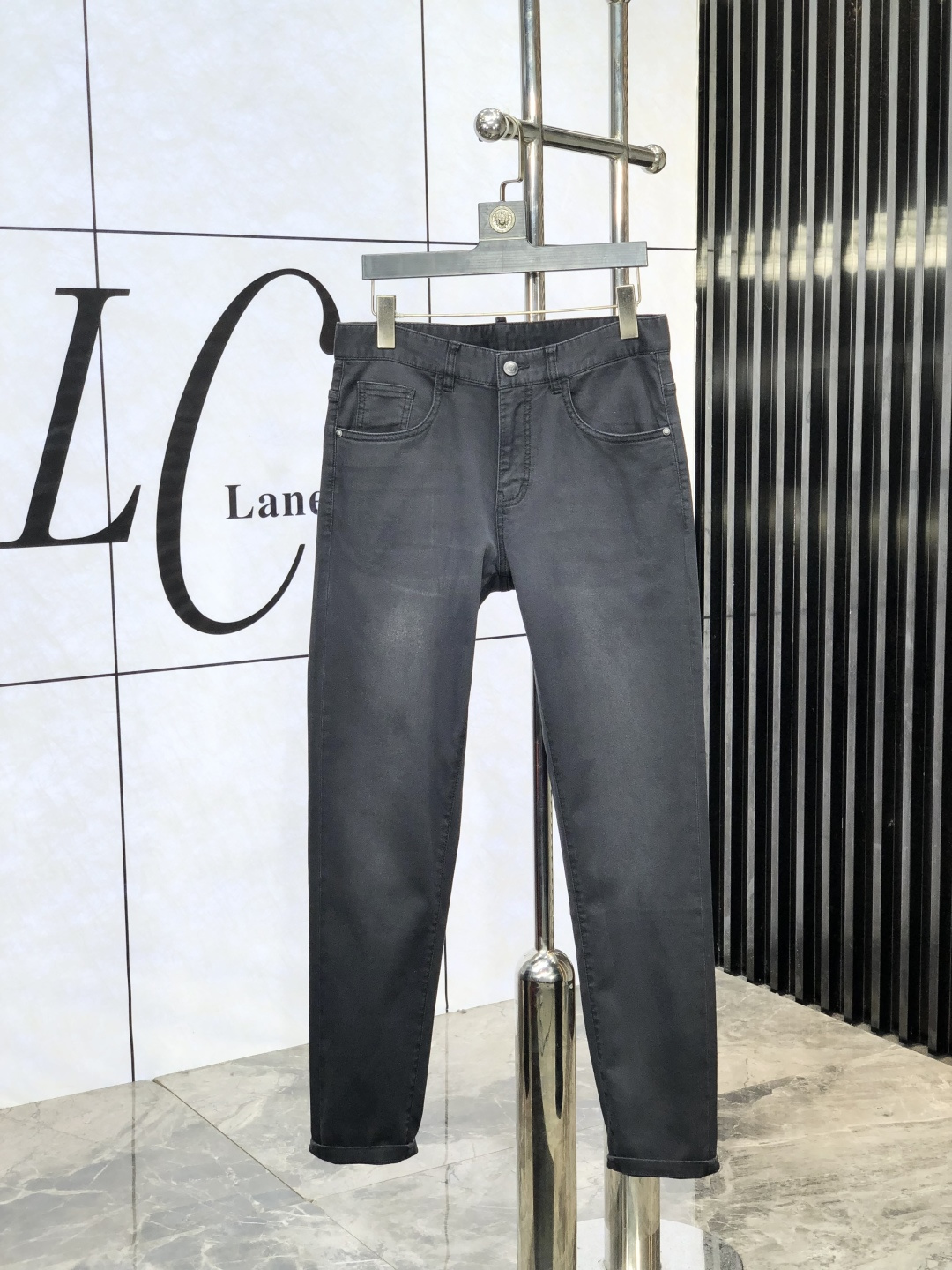 NO:509832,The Empress Dowager Cixi’s official counter is released simultaneously. The 2025SS spring and summer new products of men’s casual jeans, original single quality, customized original denim fabric for counters, logo pattern design, original hardware and accessories for b trousers, three-dimensional and clear, c super trendy personality, fashionable and stylish upper body!  Trendy men's must-have items, 28-38, jeans, alexander wang19860909西太后.官网专柜同步发售,2025SS春夏新品男士休闲牛仔裤,原单品质,专柜定制原版牛仔面料,logo图案设计,b裤身原版五金辅料装饰,立体清晰, c超级潮流个性,上身时尚有型！潮男必备单品 码数28-38,,jeans,alexander wang,Men's clothing