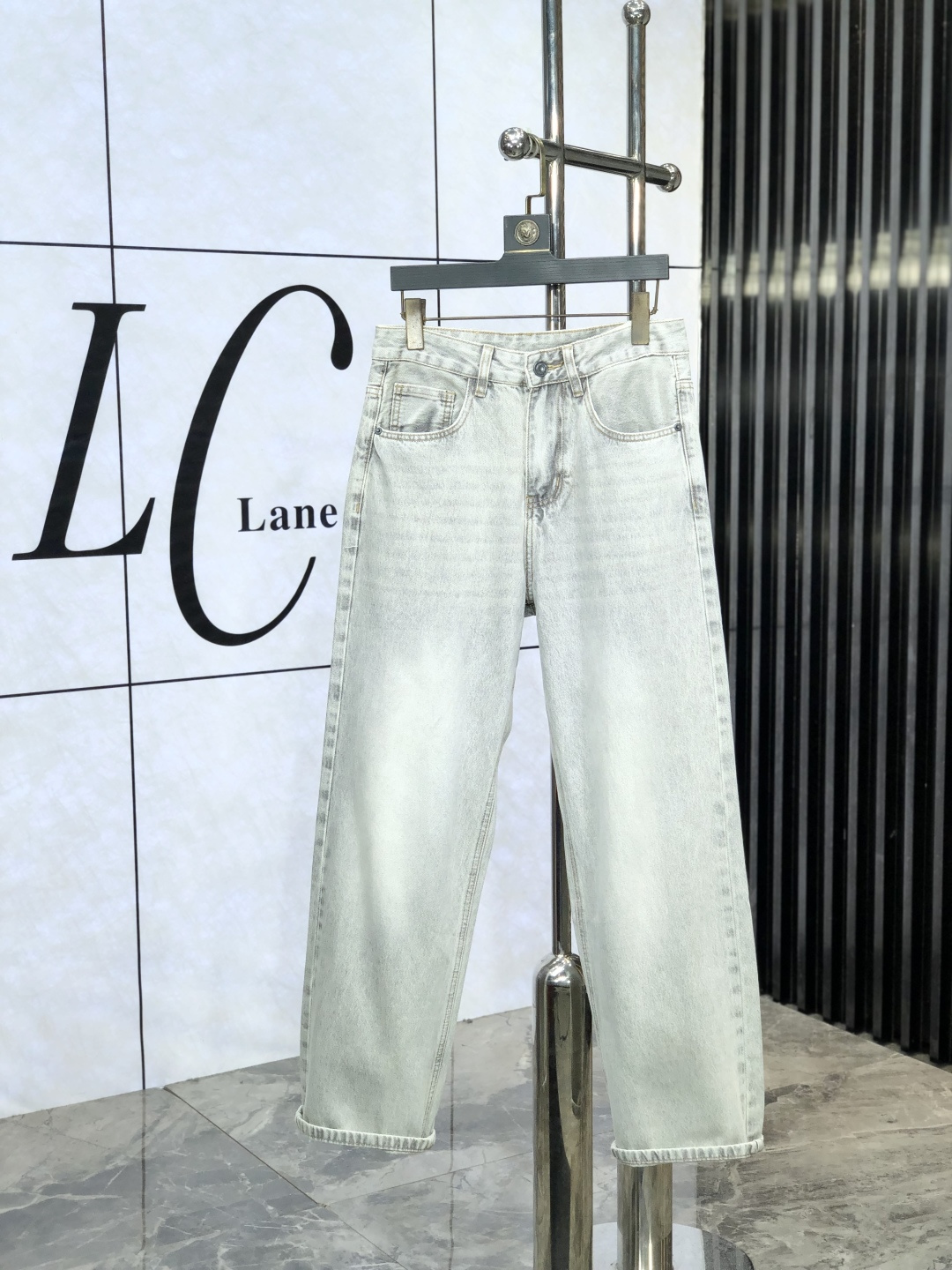 NO:509834,Lv. Official website counters are released simultaneously, 2025SS spring and summer new men's casual jeans, original single quality, custom-made original denim fabrics for counters, logo pattern design, original hardware and accessories for b trousers, three-dimensional and clear, c super trendy and personalized, fashionable and stylish on the upper body!  Trendy men's must-have items 28-38, louis vuitton, jeans, alexander wang19860909Lv.官网专柜同步发售,2025SS春夏新品男士休闲牛仔裤,原单品质,专柜定制原版牛仔面料,logo图案设计,b裤身原版五金辅料装饰,立体清晰, c超级潮流个性,上身时尚有型！潮男必备单品 码数28-38,,louis vuitton,jeans,alexander wang,Men's clothing