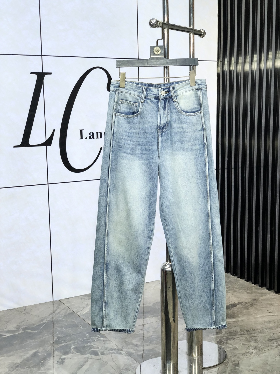 NO:522524,Fendi. The official counter on the official website is released simultaneously, 2025SS spring and summer new men's casual jeans, original single quality, customized original denim fabric for counter, logo pattern design, original hardware and accessories for b trousers, three-dimensional and clear, c super trendy and personalized, fashionable and stylish on the upper body!  Trendy men's must-have items, 28-38, fendi, jeans, alexander wang19860909芬迪.官网专柜同步发售,2025SS春夏新品男士休闲牛仔裤,原单品质,专柜定制原版牛仔面料,logo图案设计,b裤身原版五金辅料装饰,立体清晰, c超级潮流个性,上身时尚有型！潮男必备单品 码数28-38,,fendi,jeans,alexander wang,Men's clothing