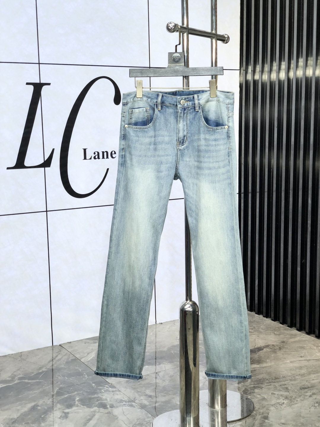 NO:522526,LV. Official website counters are released simultaneously, 2025SS spring and summer new men's casual jeans, original single quality, custom-made original denim fabrics for counters, logo pattern design, original hardware and accessories for b trousers, three-dimensional and clear, c super trendy personality, fashionable and stylish upper body!  Trendy men's must-have items 28-38, louis vuitton, jeans, alexander wang19860909LV.官网专柜同步发售,2025SS春夏新品男士休闲牛仔裤,原单品质,专柜定制原版牛仔面料,logo图案设计,b裤身原版五金辅料装饰,立体清晰, c超级潮流个性,上身时尚有型！潮男必备单品 码数28-38,,louis vuitton,jeans,alexander wang,Men's clothing