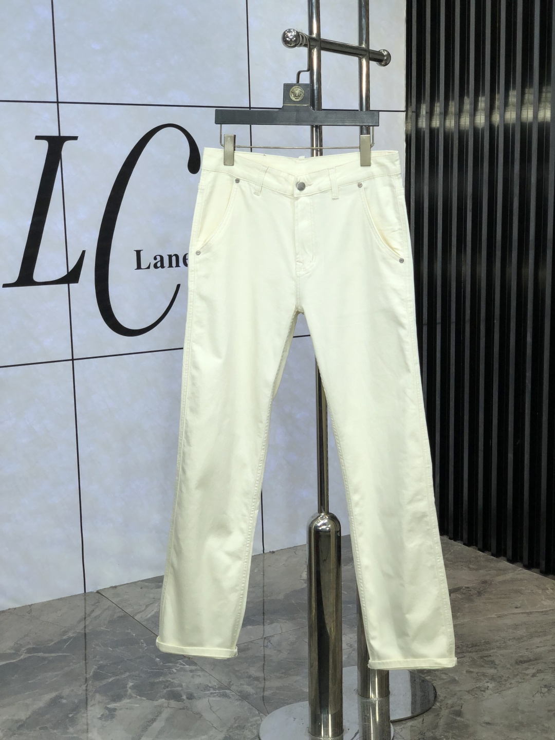 NO:522532,amiri. The official counter is released simultaneously on the counter, 2025SS spring and summer new products for men's casual jeans, original single quality, custom-made original denim fabric for counter, logo pattern design, original hardware and accessories for b trousers body, three-dimensional and clear, c super trendy personality, fashionable and stylish upper body!  Trendy men's must-have items, 28-38, amiri, jeans, alexander wang19860909amiri.官网专柜同步发售,2025SS春夏新品男士休闲牛仔裤,原单品质,专柜定制原版牛仔面料,logo图案设计,b裤身原版五金辅料装饰,立体清晰, c超级潮流个性,上身时尚有型！潮男必备单品 码数28-38,,amiri,jeans,alexander wang,Men's clothing