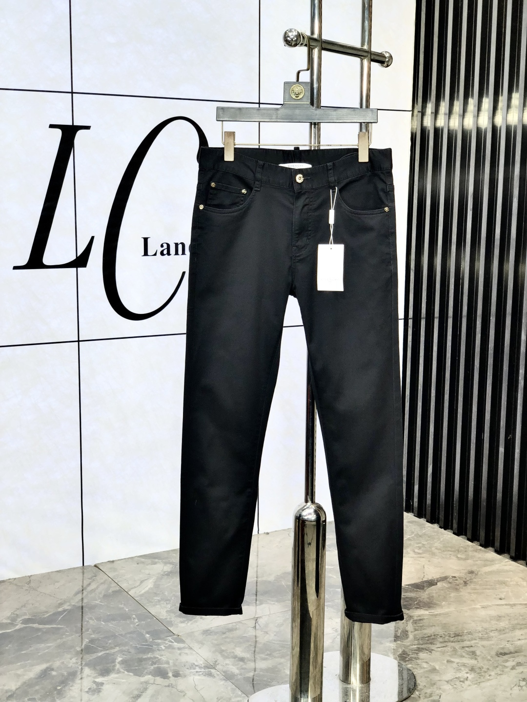 NO:522534,Givenchy. The official counter on the official website is released simultaneously. The new 2025SS spring and summer products of men's casual jeans, original single quality, customized original denim fabric for counters, logo pattern design, original hardware and accessories for b trousers, three-dimensional and clear, c super trendy personality, fashionable and stylish upper body!  Trendy men's must-have items, number 28-38, given jeans, alexander wang19860909纪梵希.官网专柜同步发售,2025SS春夏新品男士休闲牛仔裤,原单品质,专柜定制原版牛仔面料,logo图案设计,b裤身原版五金辅料装饰,立体清晰, c超级潮流个性,上身时尚有型！潮男必备单品 码数28-38,,givenchy,jeans,alexander wang,Men's clothing