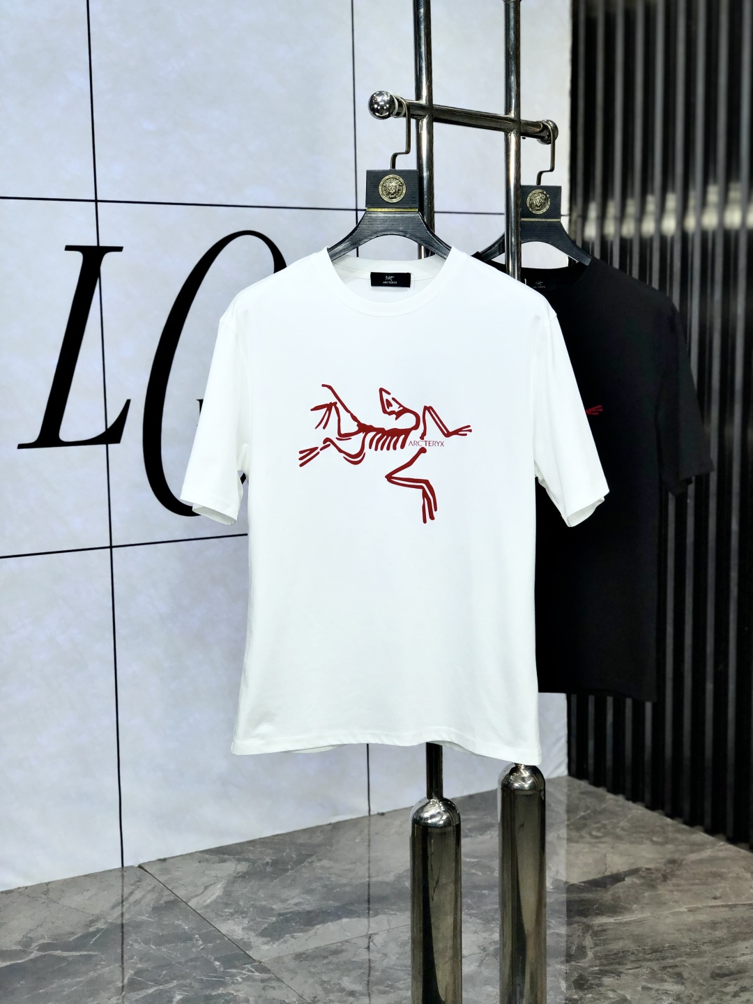 NO:522535,.Architecture Bird. 2025 spring and summer new product, fashionable round neck short sleeve high-end custom versatile style!  More practical, anyone can easily control it. It is made of European cotton fine cotton fabric, luxurious and classic brand logo design, w is very high-end and must-have if you understand the goods!  The style and tailoring are very exquisite, with 6 showing aura, which is unique, just right slimness, and the upper body effect is very good!  Size M-3XL m wear 175/130 catties.,arc'teryx,T-shirt,alexander wang19860909.始祖鸟.2025春夏新品时尚圆领短袖高级定制百搭款式！更有实用感 任何人都可以轻松驾驭 采用欧棉精棉面料制作,奢华经典品牌logo设计,w非常显档次懂货的必须入！版型剪裁属于修身款 非常精致,6显气场,这就是独到之处,恰到好处的修身,上身效果非常赞！ 尺码M-3XL m穿175/130斤.,arc'teryx,T-shirt,alexander wang,Men's clothing