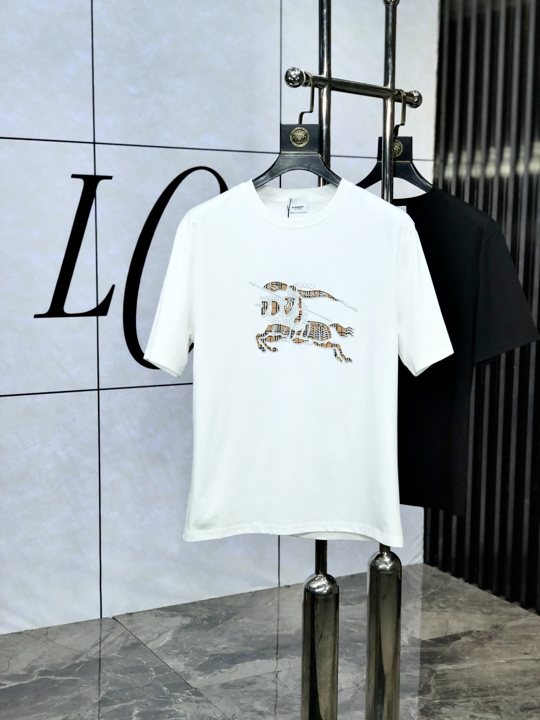 NO:522537,.Burberry.2025 spring and summer new product, fashionable round neck short sleeve high-end custom versatile style!  More practical, anyone can easily control it. It is made of European cotton fine cotton fabric, luxurious and classic brand logo design, w is very high-end and must-have if you understand the goods!  The style and tailoring are very exquisite, with 6 showing aura, which is unique, just right slimness, and the upper body effect is very good!  Size M-3XL m wear 175/130 catties., burberry, T-shirt, alexander wang19860909.巴宝莉.2025春夏新品时尚圆领短袖高级定制百搭款式！更有实用感 任何人都可以轻松驾驭 采用欧棉精棉面料制作,奢华经典品牌logo设计,w非常显档次懂货的必须入！版型剪裁属于修身款 非常精致,6显气场,这就是独到之处,恰到好处的修身,上身效果非常赞！ 尺码M-3XL m穿175/130斤.,,burberry,T-shirt,alexander wang,Men's clothing