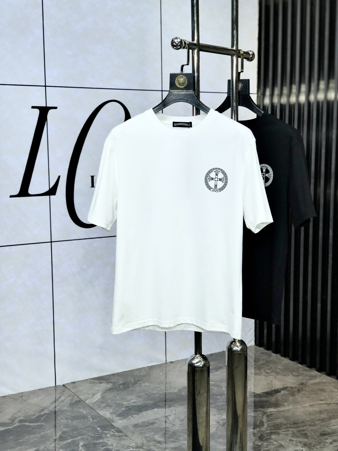 NO:522539,.Croxin. 2025 spring and summer new product, fashionable round neck short sleeve high-end custom versatile style!  More practical, anyone can easily control it. It is made of European cotton fine cotton fabric, luxurious and classic brand logo design, w is very high-end and must-have if you understand the goods!  The style and tailoring are very exquisite, with 6 showing aura, which is unique, just right slimness, and the upper body effect is very good!  Size M-3XL m wear 175/130 catties., chrome hearts, T-shirt, alexander wang19860909.克罗心.2025春夏新品时尚圆领短袖高级定制百搭款式！更有实用感 任何人都可以轻松驾驭 采用欧棉精棉面料制作,奢华经典品牌logo设计,w非常显档次懂货的必须入！版型剪裁属于修身款 非常精致,6显气场,这就是独到之处,恰到好处的修身,上身效果非常赞！ 尺码M-3XL m穿175/130斤.,,chrome hearts,T-shirt,alexander wang,Men's clothing