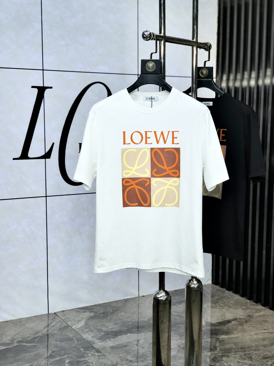 NO:522541,.Luo Yiwei. 2025 spring and summer new product, fashionable round neck short sleeve high-end custom versatile style!  More practical, anyone can easily control it. It is made of European cotton fine cotton fabric, luxurious and classic brand logo design, w is very high-end and must-have if you understand the goods!  The style and tailoring are very exquisite, with 6 showing aura, which is unique, just right slimness, and the upper body effect is very good!  Size M-3XL m wear 175/130 catties.,loewe,T-shirt,alexander wang19860909.罗意威.2025春夏新品时尚圆领短袖高级定制百搭款式！更有实用感 任何人都可以轻松驾驭 采用欧棉精棉面料制作,奢华经典品牌logo设计,w非常显档次懂货的必须入！版型剪裁属于修身款 非常精致,6显气场,这就是独到之处,恰到好处的修身,上身效果非常赞！ 尺码M-3XL m穿175/130斤.,,loewe,T-shirt,alexander wang,Men's clothing