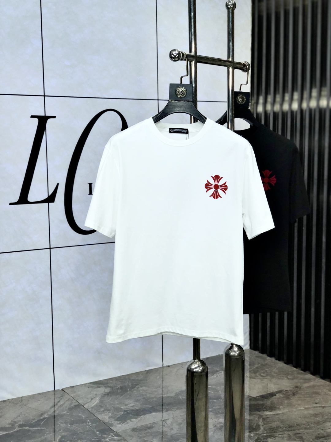 NO:522543,.Croxin. 2025 spring and summer new product, fashionable round neck short sleeve high-end custom versatile style!  More practical, anyone can easily control it. It is made of European cotton fine cotton fabric, luxurious and classic brand logo design, w is very high-end and must-have if you understand the goods!  The style and tailoring are very exquisite, with 6 showing aura, which is unique, just right slimness, and the upper body effect is very good!  Size M-3XL m wear 175/130 catties., chrome hearts, T-shirt, alexander wang19860909.克罗心.2025春夏新品时尚圆领短袖高级定制百搭款式！更有实用感 任何人都可以轻松驾驭 采用欧棉精棉面料制作,奢华经典品牌logo设计,w非常显档次懂货的必须入！版型剪裁属于修身款 非常精致,6显气场,这就是独到之处,恰到好处的修身,上身效果非常赞！ 尺码M-3XL m穿175/130斤.,,chrome hearts,T-shirt,alexander wang,Men's clothing