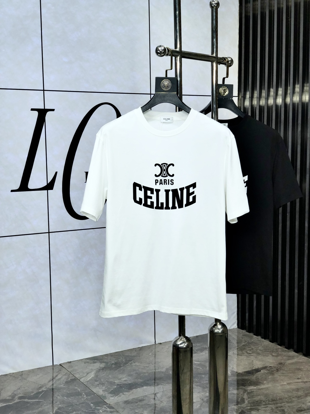 NO:522544,.Celin. 2025 spring and summer new product, fashionable round neck short sleeve high-end custom versatile style!  More practical, anyone can easily control it. It is made of European cotton fine cotton fabric, luxurious and classic brand logo design, w is very high-end and must-have if you understand the goods!  The style and tailoring are very exquisite, with 6 showing aura, which is unique, just right slimness, and the upper body effect is very good!  Size M-3XL m wear 175/130 catties.,celine,T-shirt,alexander wang19860909.赛琳.2025春夏新品时尚圆领短袖高级定制百搭款式！更有实用感 任何人都可以轻松驾驭 采用欧棉精棉面料制作,奢华经典品牌logo设计,w非常显档次懂货的必须入！版型剪裁属于修身款 非常精致,6显气场,这就是独到之处,恰到好处的修身,上身效果非常赞！ 尺码M-3XL m穿175/130斤.,,celine,T-shirt,alexander wang,Men's clothing