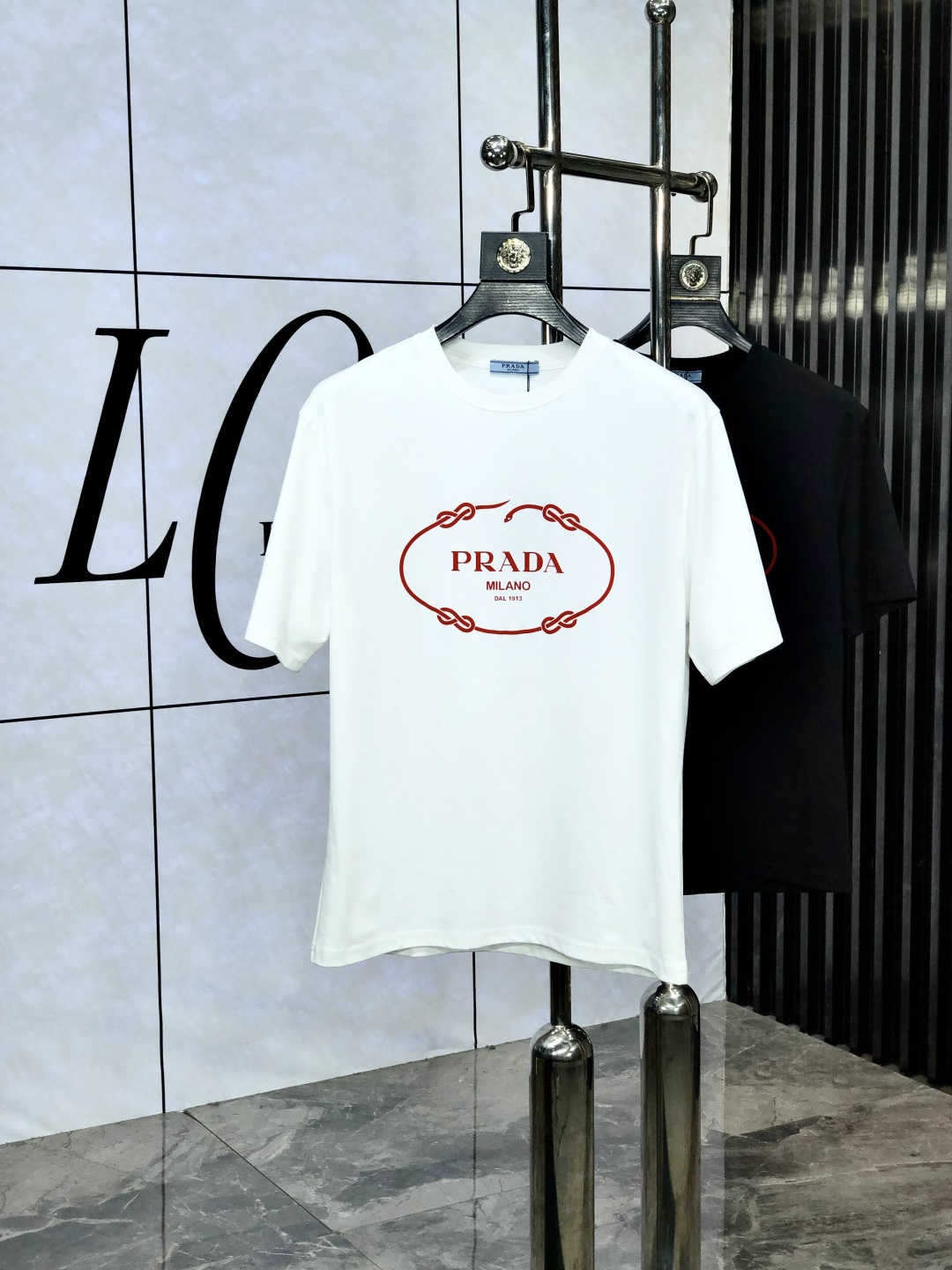 NO:522545,.Prada. 2025 spring and summer new product, fashionable round neck short sleeve high-end custom versatile style!  More practical, anyone can easily control it. It is made of European cotton fine cotton fabric, luxurious and classic brand logo design, w is very high-end and must-have if you understand the goods!  The style and tailoring are very exquisite, with 6 showing aura, which is unique, just right slimness, and the upper body effect is very good!  Size M-3XL m wear 175/130 catties.,,prada,T-shirt,alexander wang19860909.普拉达.2025春夏新品时尚圆领短袖高级定制百搭款式！更有实用感 任何人都可以轻松驾驭 采用欧棉精棉面料制作,奢华经典品牌logo设计,w非常显档次懂货的必须入！版型剪裁属于修身款 非常精致,6显气场,这就是独到之处,恰到好处的修身,上身效果非常赞！ 尺码M-3XL m穿175/130斤.,,prada,T-shirt,alexander wang,Men's clothing