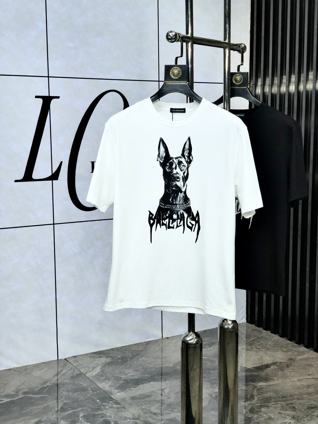 NO:522546,.Balenicaga. 2025 spring and summer new product, fashionable round neck short sleeve high-end custom versatile style!  More practical, anyone can easily control it. It is made of European cotton fine cotton fabric, luxurious and classic brand logo design, w is very high-end and must-have if you understand the goods!  The style and tailoring are very exquisite, with 6 showing aura, which is unique, just right slimness, and the upper body effect is very good!  Size M-3XL m wear 175/130 catties.,,balenciaga,T-shirt,alexander wang19860909.巴黎世家.2025春夏新品时尚圆领短袖高级定制百搭款式！更有实用感 任何人都可以轻松驾驭 采用欧棉精棉面料制作,奢华经典品牌logo设计,w非常显档次懂货的必须入！版型剪裁属于修身款 非常精致,6显气场,这就是独到之处,恰到好处的修身,上身效果非常赞！ 尺码M-3XL m穿175/130斤.,,balenciaga,T-shirt,alexander wang,Men's clothing