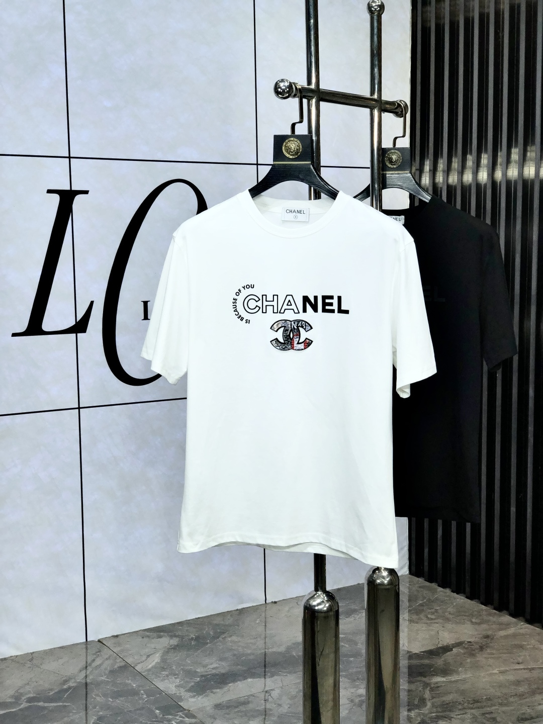 NO:522547,.Chanel. 2025 spring and summer new product fashionable round neck short sleeve high-end custom versatile style!  More practical, anyone can easily control it. It is made of European cotton fine cotton fabric, luxurious and classic brand logo design, w is very high-end and must-have if you understand the goods!  The style and tailoring are very exquisite, with 6 showing aura, which is unique, just right slimness, and the upper body effect is very good!  Size M-3XL m wear 175/130 catties.,chanel,T-shirt,alexander wang19860909.香奈儿.2025春夏新品时尚圆领短袖高级定制百搭款式！更有实用感 任何人都可以轻松驾驭 采用欧棉精棉面料制作,奢华经典品牌logo设计,w非常显档次懂货的必须入！版型剪裁属于修身款 非常精致,6显气场,这就是独到之处,恰到好处的修身,上身效果非常赞！ 尺码M-3XL m穿175/130斤.,,chanel,T-shirt,alexander wang,Men's clothing