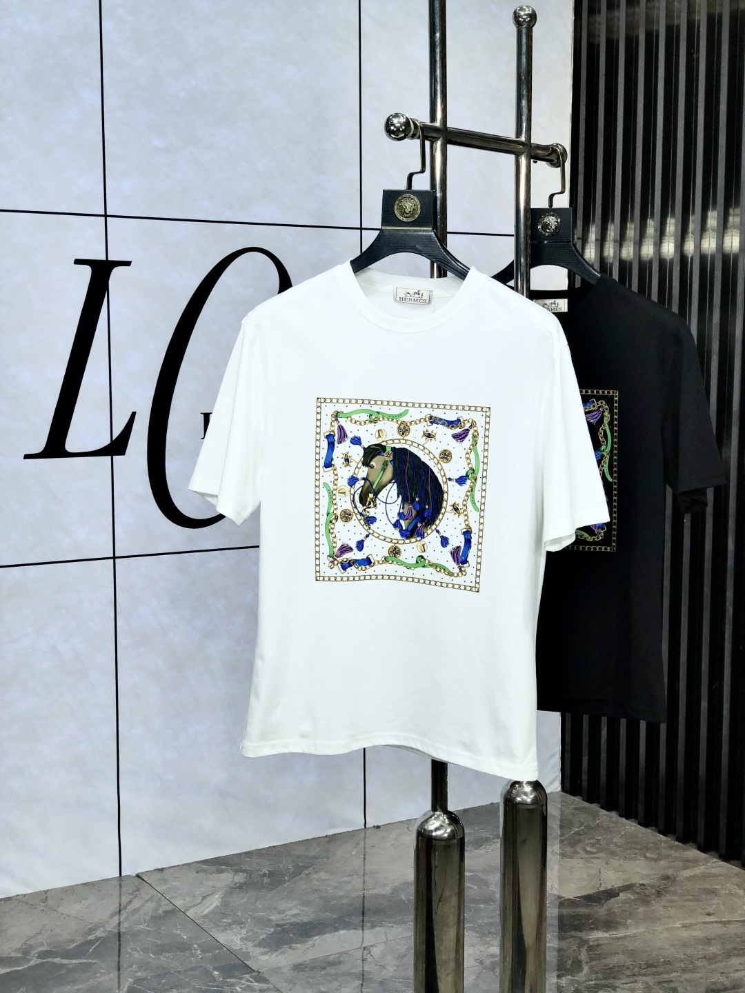 NO:522548,.Hermes. 2025 spring and summer new product, fashionable round neck short sleeve high-end custom versatile style!  More practical, anyone can easily control it. It is made of European cotton fine cotton fabric, luxurious and classic brand logo design, w is very high-end and must-have if you understand the goods!  The style and tailoring are very exquisite, with 6 showing aura, which is unique, just right slimness, and the upper body effect is very good!  Size M-3XL m wear 175/130 catties., hermes, T-shirt, alexander wang19860909.爱马仕.2025春夏新品时尚圆领短袖高级定制百搭款式！更有实用感 任何人都可以轻松驾驭 采用欧棉精棉面料制作,奢华经典品牌logo设计,w非常显档次懂货的必须入！版型剪裁属于修身款 非常精致,6显气场,这就是独到之处,恰到好处的修身,上身效果非常赞！ 尺码M-3XL m穿175/130斤.,,hermes,T-shirt,alexander wang,Men's clothing